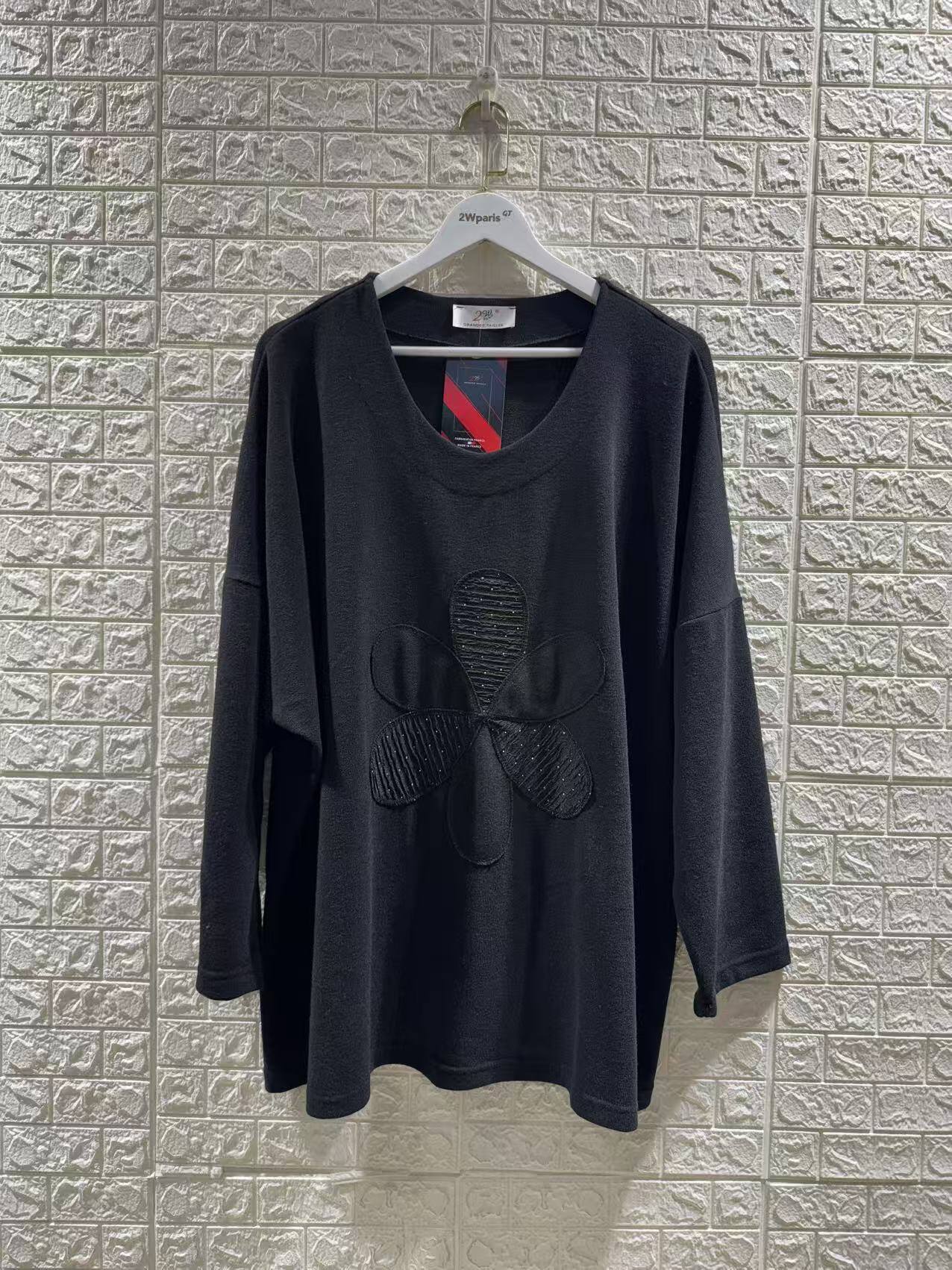 Pull ample à col ronde avec séquins brodés en manches chauve-souris 
REF:PU5158 La longueur: 78 cm.
La mannequin mesure 175cm et porte une taille (T3) 46-48
(T3) 46-48 Tour de poitrine：154 cm.