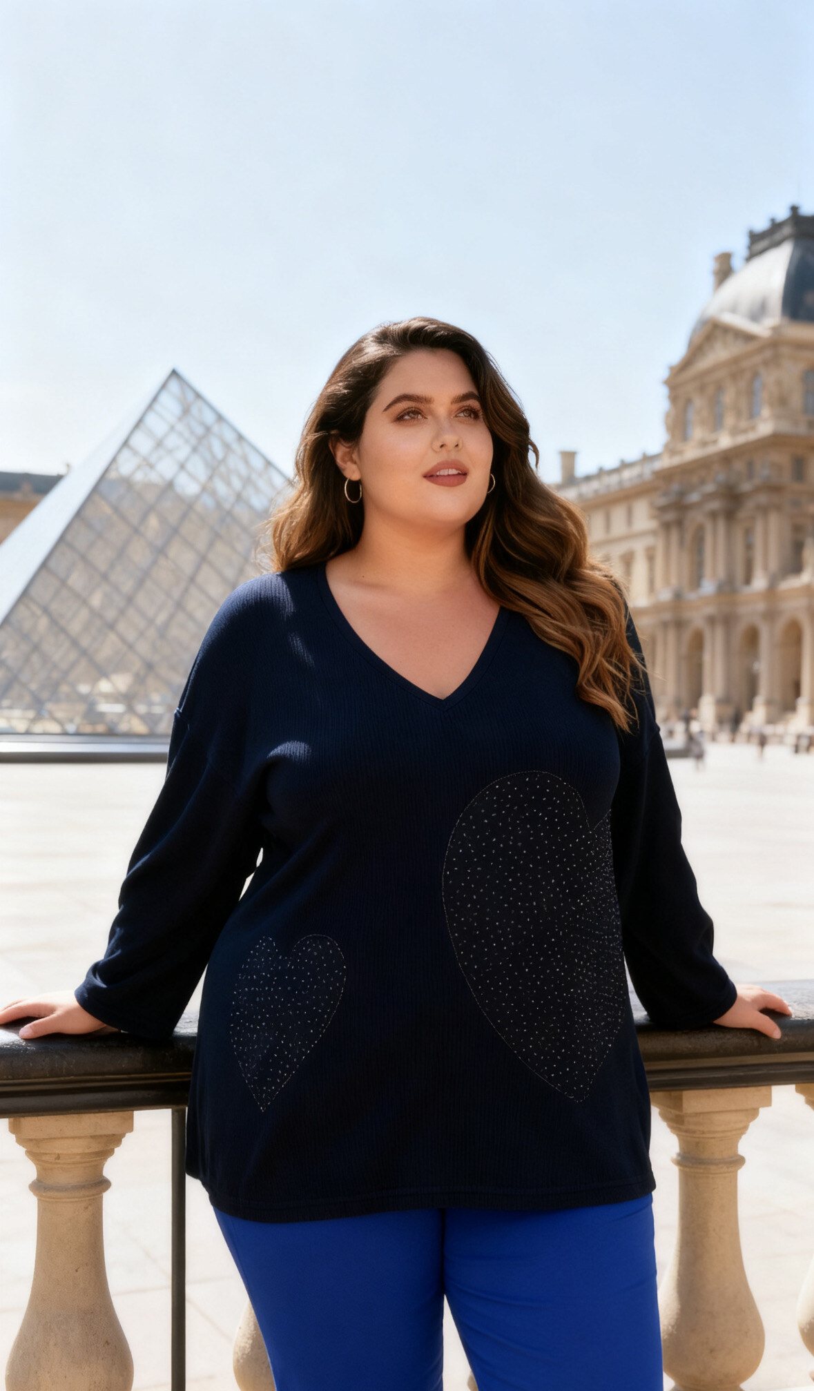 Pull ample à col V avec séquins brodés en manches chauve-souris 
REF:H5159 La longueur: 78 cm.
La mannequin mesure 175cm et porte une taille (T3) 46-48
(T3) 46-48 Tour de poitrine：154 cm.