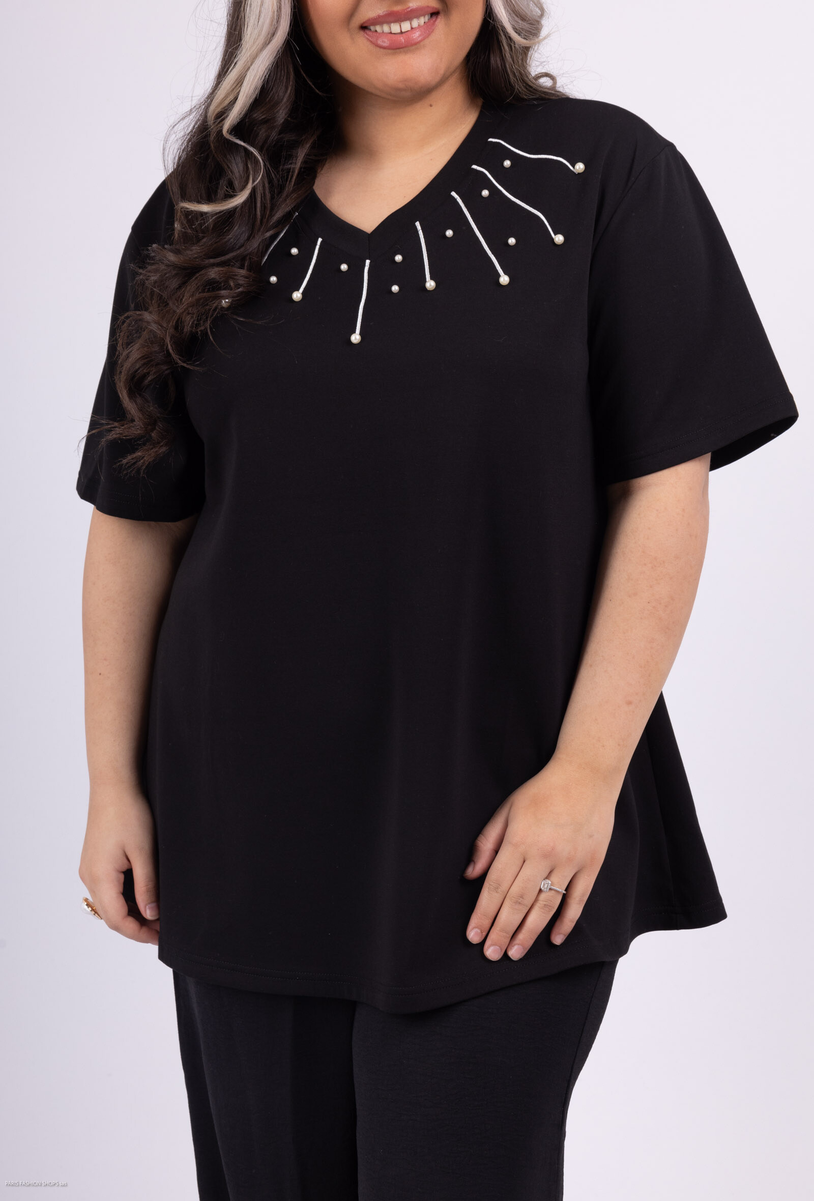 Wholesaler 2W Paris - Pearl V-neck t-shirt for spring and summer large sizes