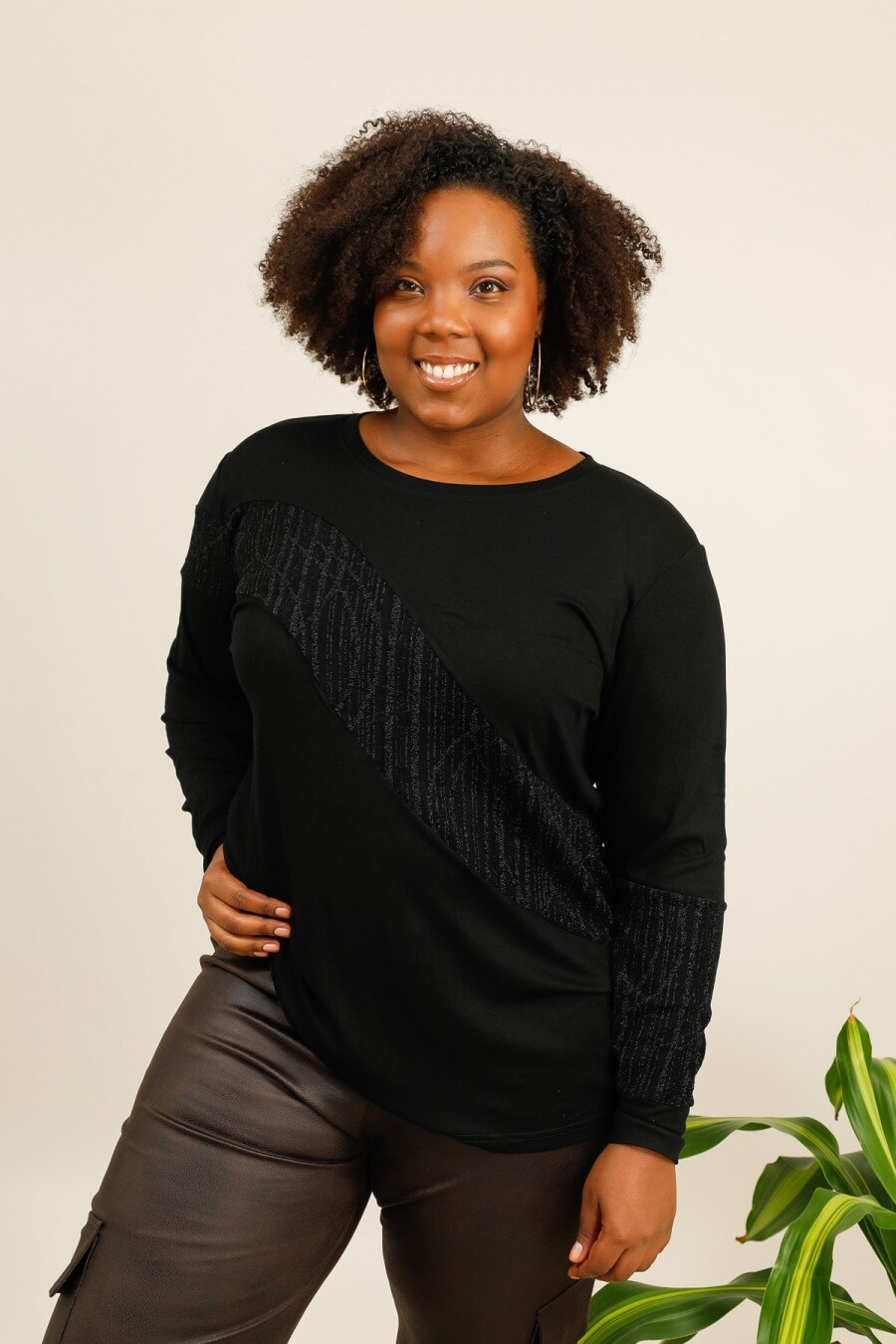 Blouse en viscose bimatière à paillettes, idéale pour vos soirées Confort et élégance avec une touche de brillance.
REF:2WH07 La longueur: 78 cm.
La mannequin mesure 175cm et porte une taille (T3) 46-48
(T3) 46-48 Tour de poitrine:132 cm.