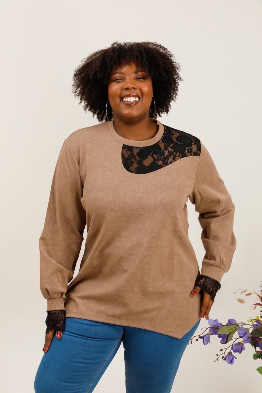 Sweat-shirt féminin grandes tailles, col dentelle élégant, parfait pour l'automne. Confortable en coton, polyester et élasthanne.
REF:2WH34 La longueur: 80 cm.
La mannequin mesure 175cm et porte une taille (T3) 46-48
(T3) 46-48 Tour de poitrine:130 cm.