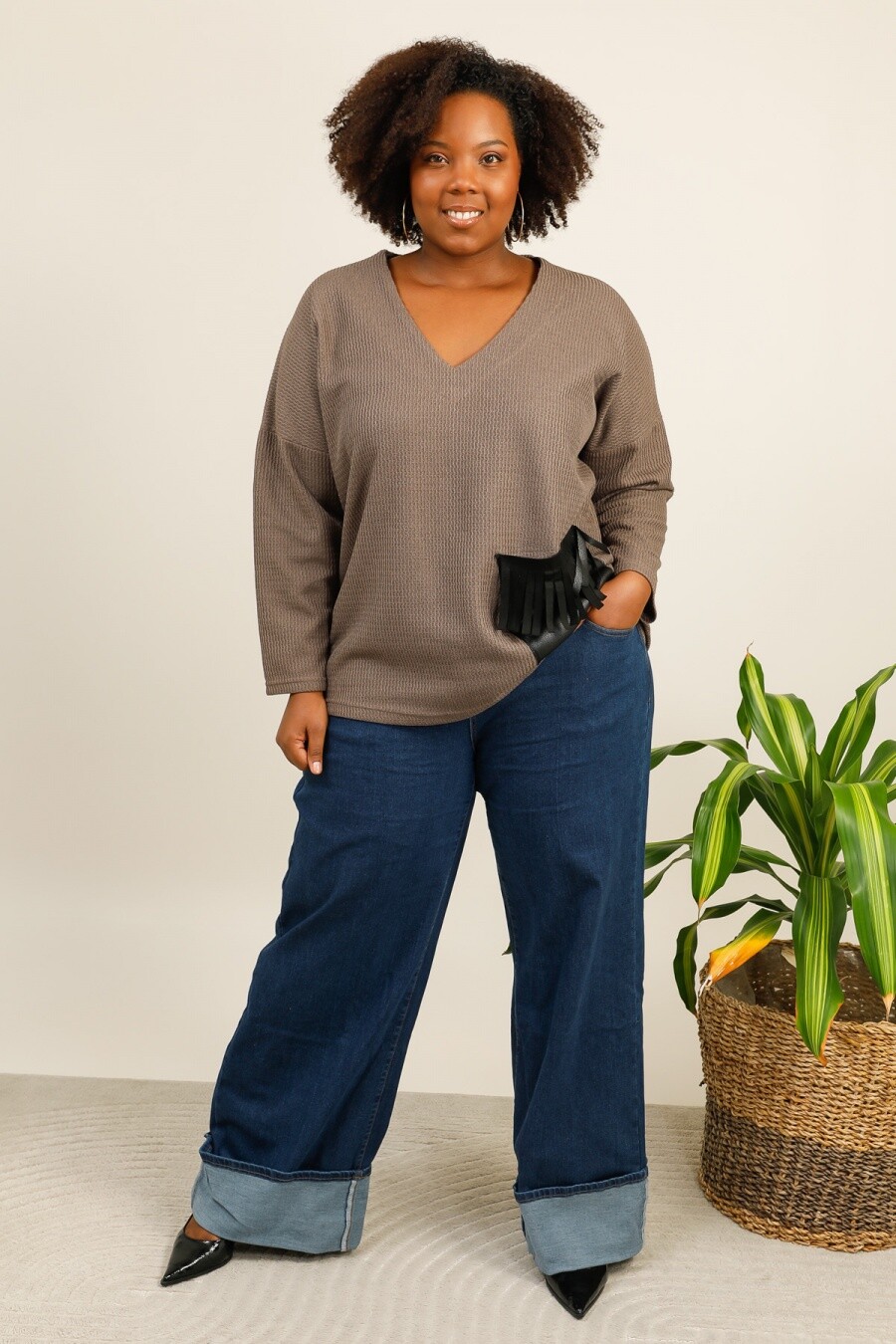 Top boho fluide avec poches frangées, idéal pour l'automne, coupe parfaite pour femmes rondes.
REF/H5155 Longueur : 80 cm 
La mannequin mesure 175cm et porte une taille (T3) 46-48 
(T3) 46-48 Tour de poitrine：152 cm.