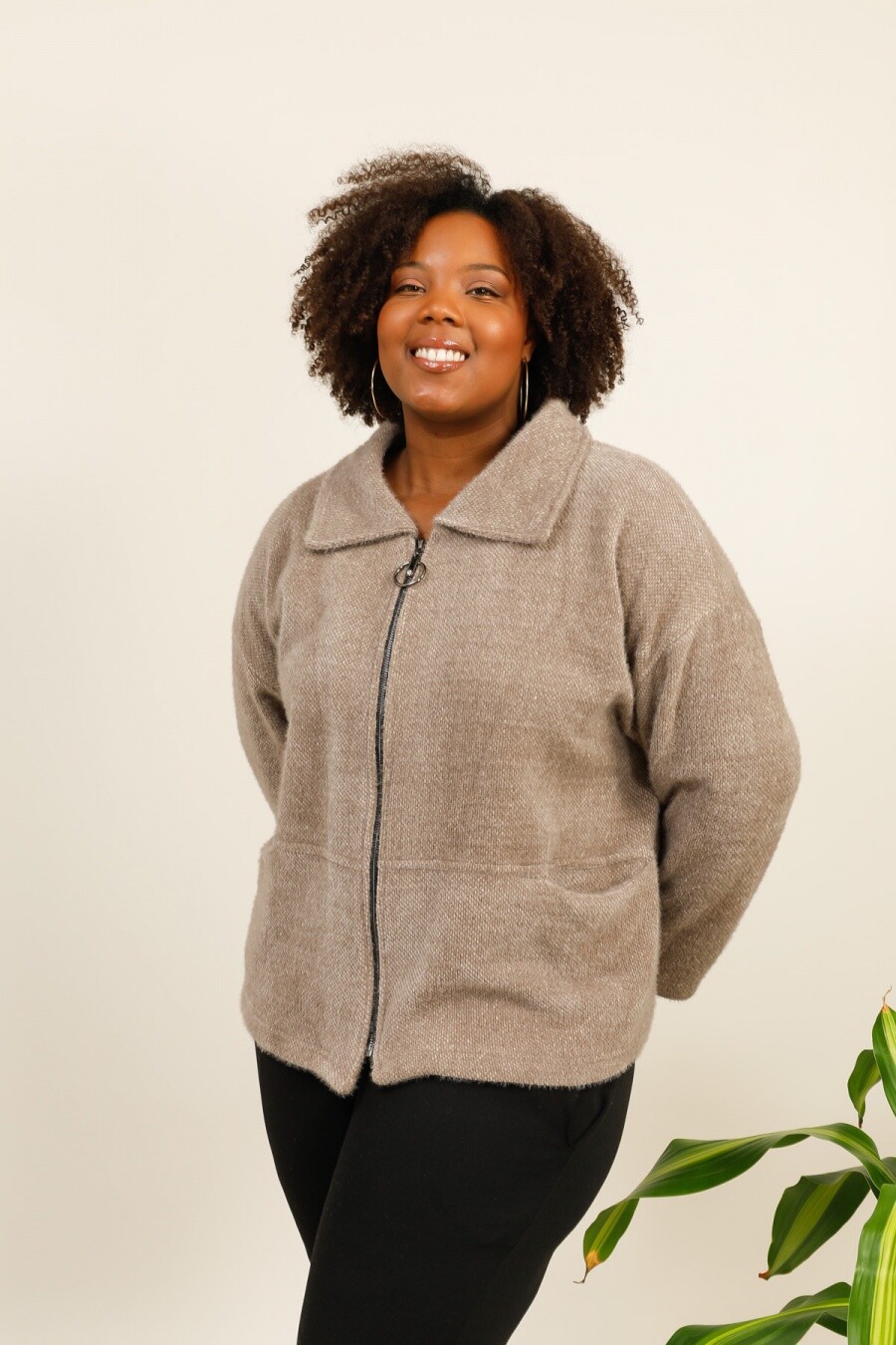 Veste casual ample à zippé de couleur unie avec poches et confortable pour femme ronde
REF:V1758 La longueur: 72 cm.
La mannequin mesure 175cm et porte une taille (T3) 46-48
(T3) 46-48 Tour de poitrine:160 cm.