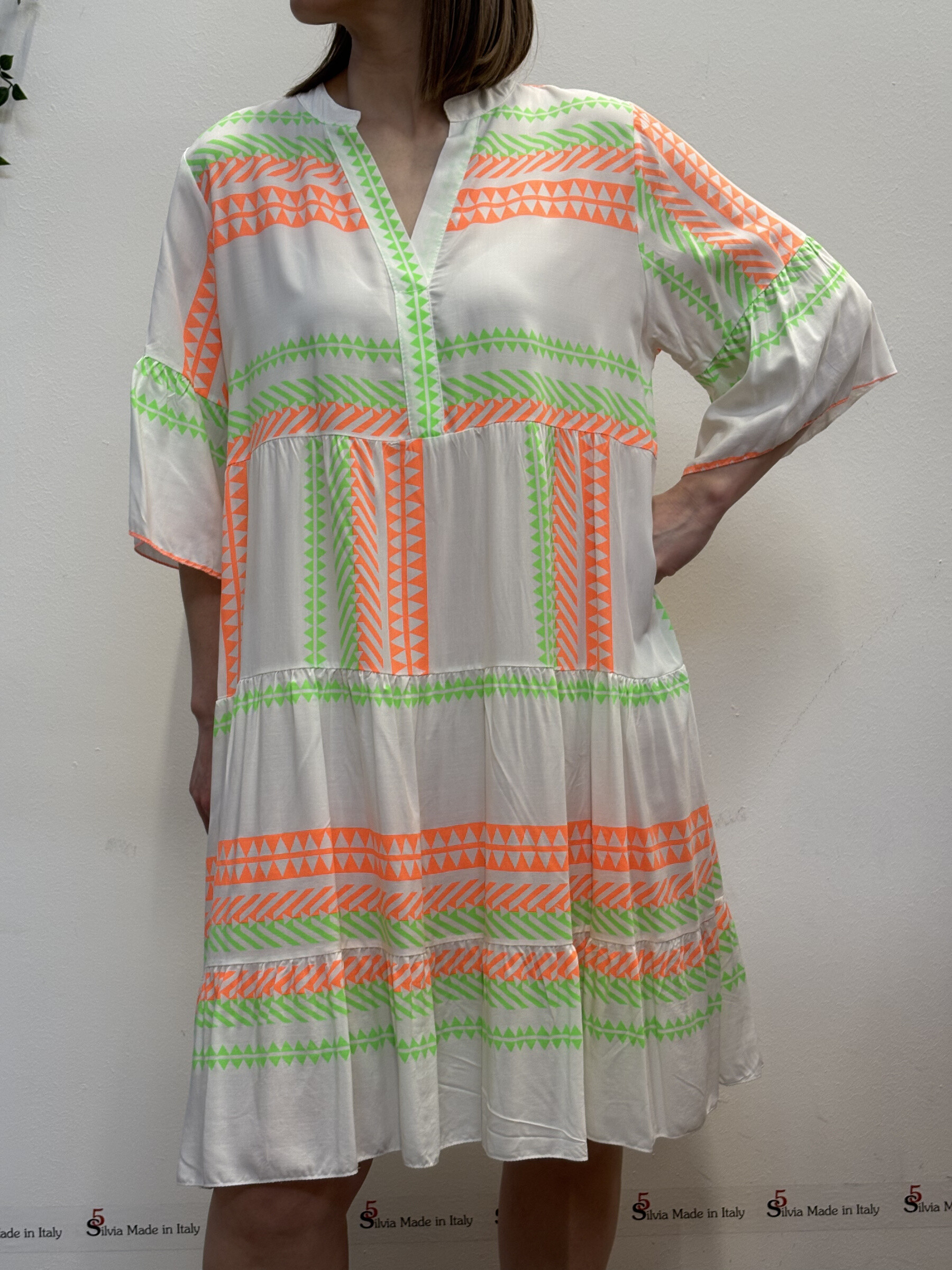 Grossista 5STAR - ABITO CORTO IN STILOE BOHO-CHIC CON GEOMETRICHE FLUO SCOLLO A V