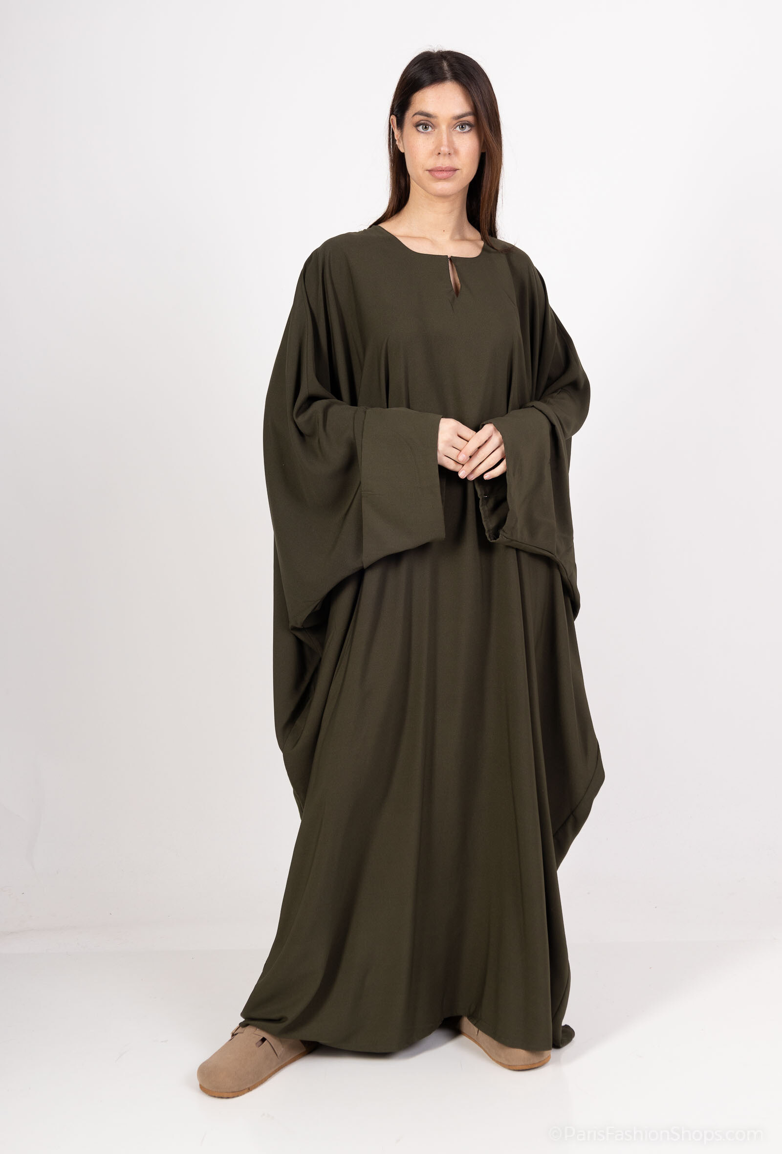 Grossiste Aawoe Paris® - Abaya saoudienne longue avec boutons sur les manches