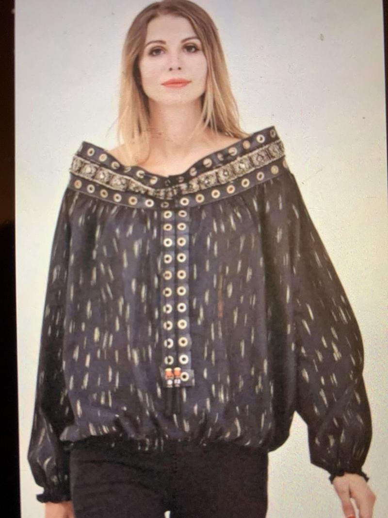 Grossiste ABELLA - Blouse avec similicuir et fleurs brodées