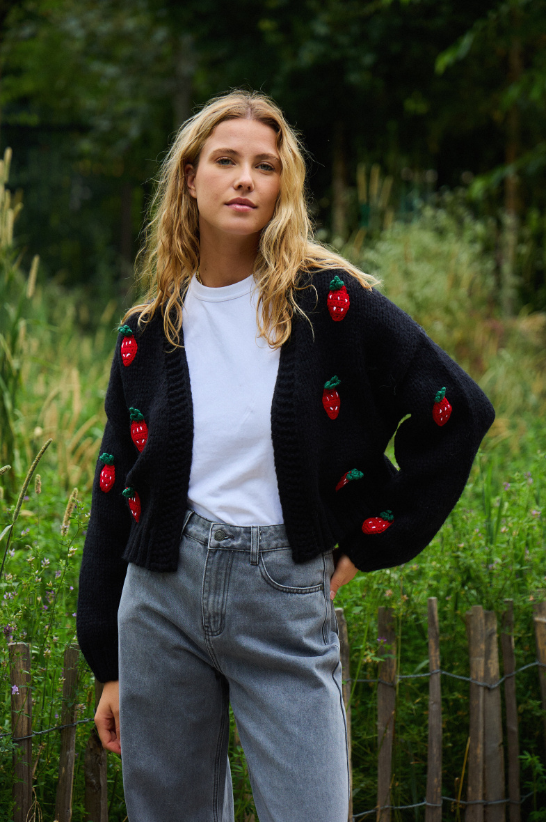 Großhändler ACAJOU - Strickjacke mit Erdbeer-Patch