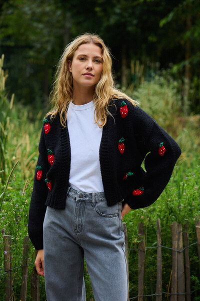 Grossiste ACAJOU - Cardigan tricot patch fraise Grossiste ACAJOU - Cardigan tricot patch fraise