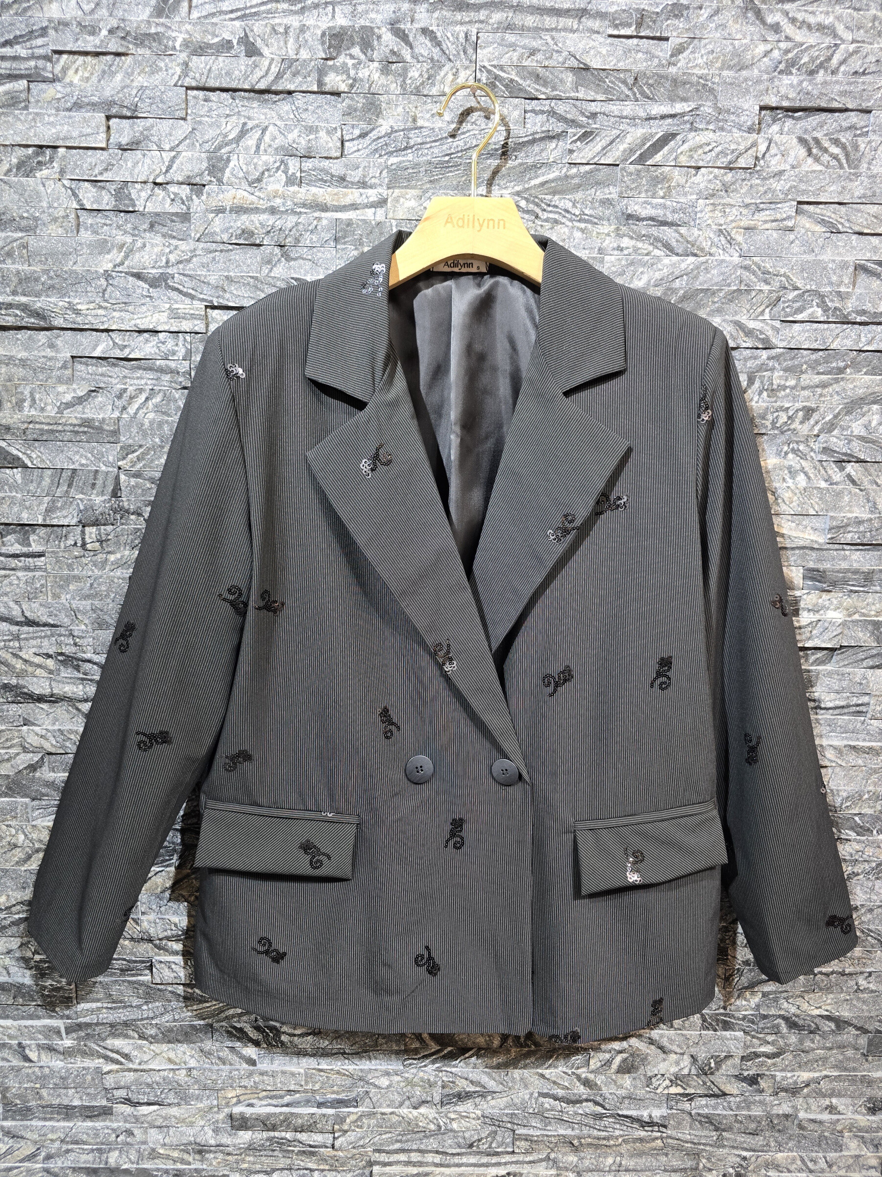 Grossista Adilynn - Blazer con bottoni, righe e paillettes