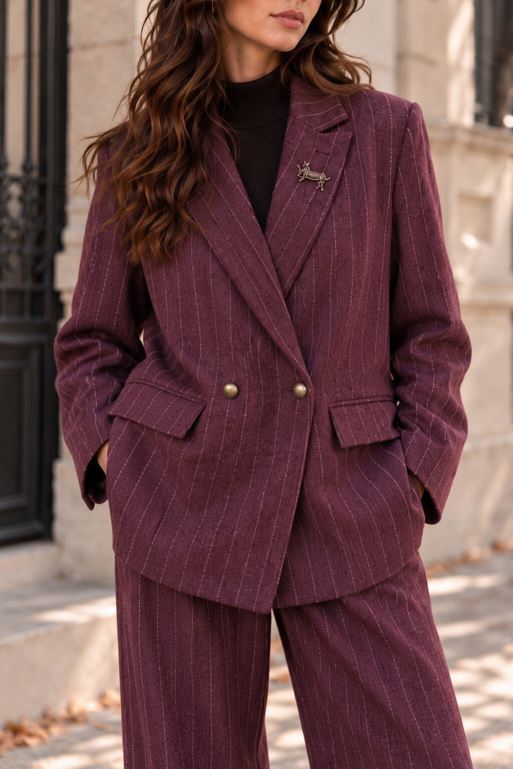 Großhändler Adilynn - Nadelstreifenblazer mit Schulterpolstern. Strukturierte Passform mit goldenen Knöpfen und abnehmbarer goldener Leopardenbrosche am Revers. Zwei Ziertaschen.