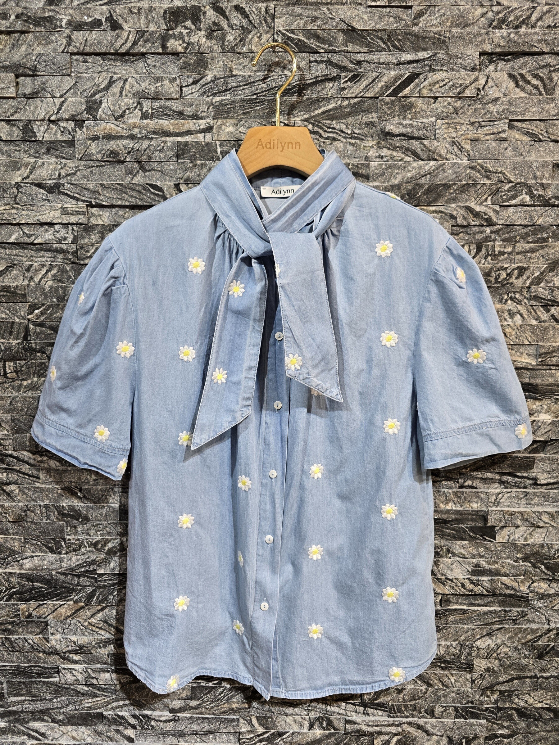 Grossiste Adilynn - Chemise jeans à noeud avec broderies fleurs, manches courtes
