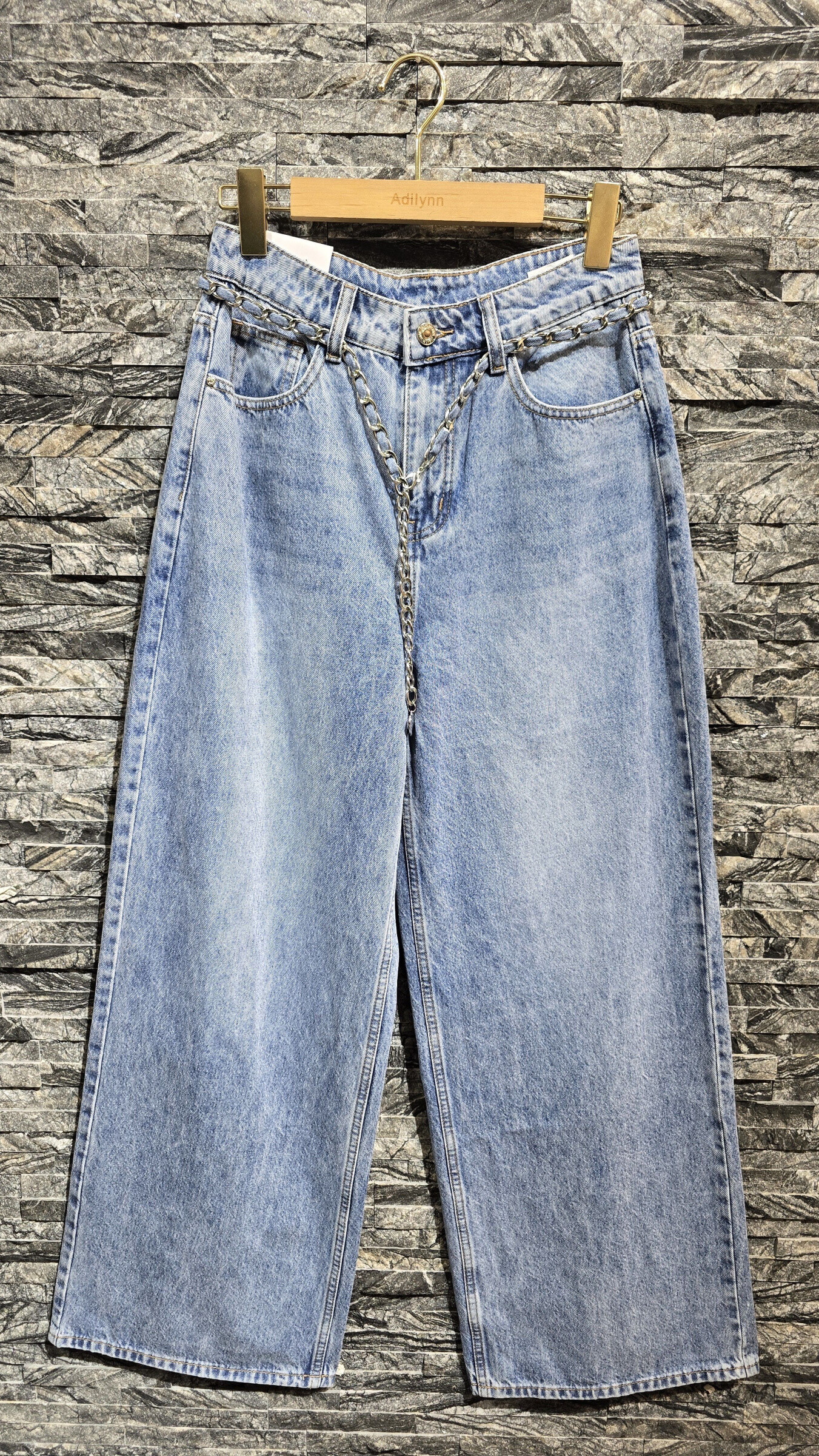 Grossiste Adilynn - Jeans large avec ceinture chaine, cinq poches, fermeture à zip et bouton