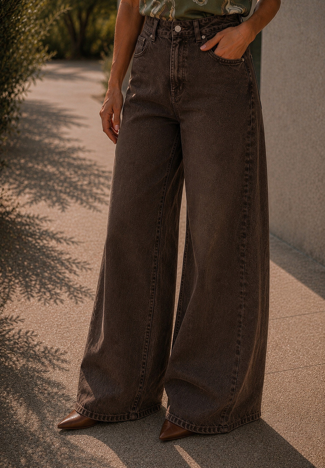 Großhändler Adilynn - Ausgewaschene Wide-Leg-Jeans mit schmeichelhafter Passform. Hohe Taille, weites Bein für eine moderne Silhouette und täglichen Komfort.