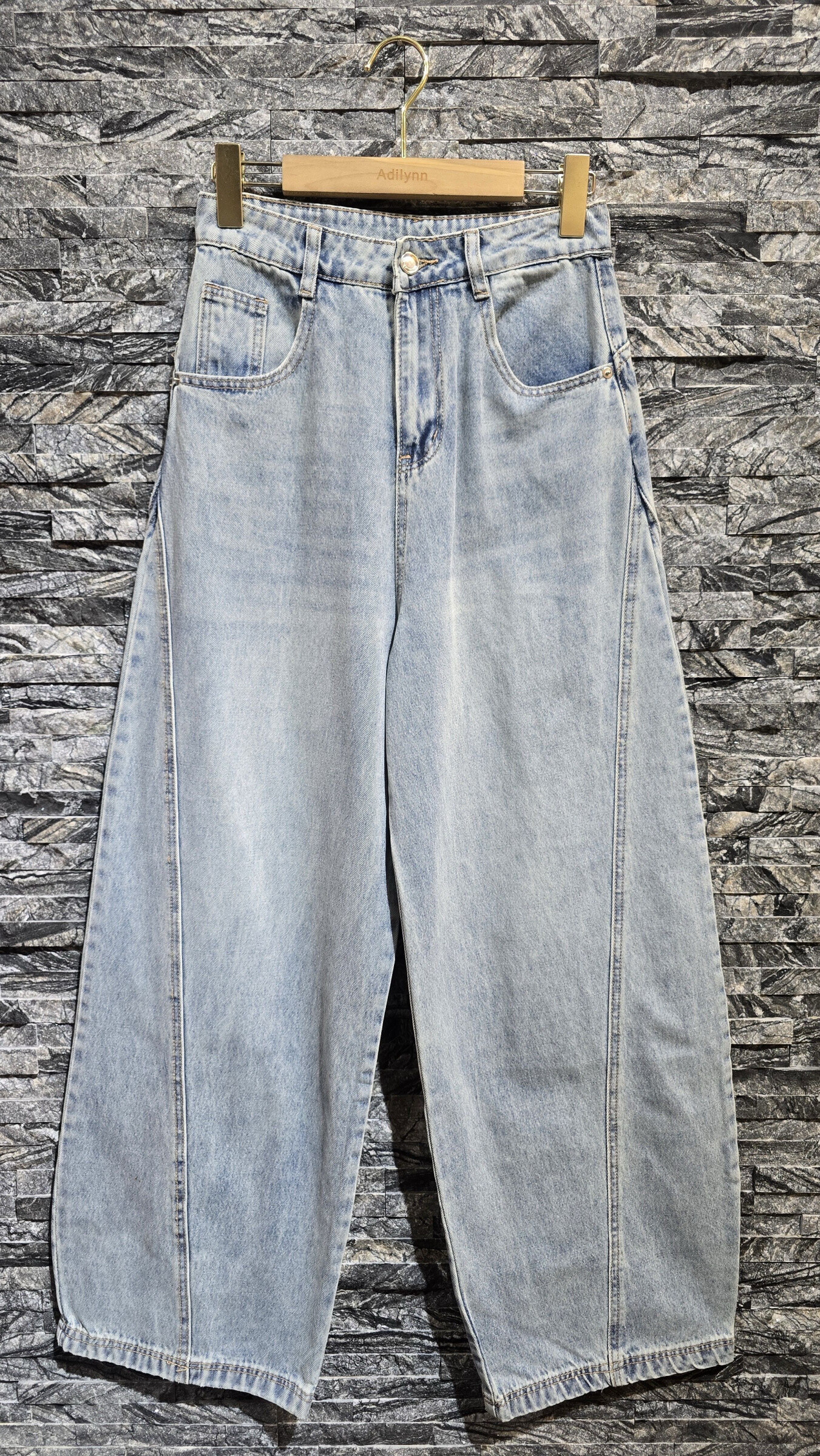Großhändler Adilynn - Fassjeans, fünf Taschen, Reißverschluss und Knopf