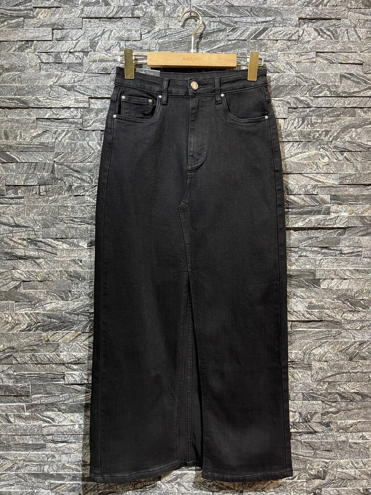 Großhändler Adilynn - Langer Jeansrock mit Schlitz vorne, fünf Taschen, Reißverschluss und Knopfverschluss