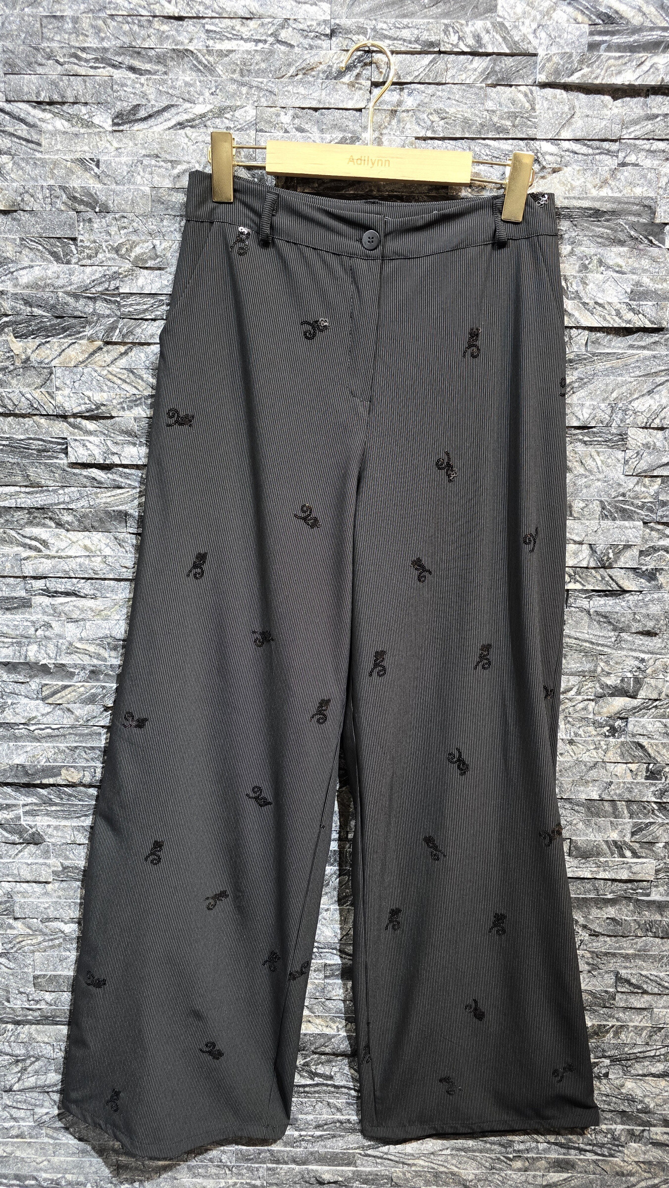 Grossiste Adilynn - Pantalon à rayures et sequins, fermeture à zip et bouton