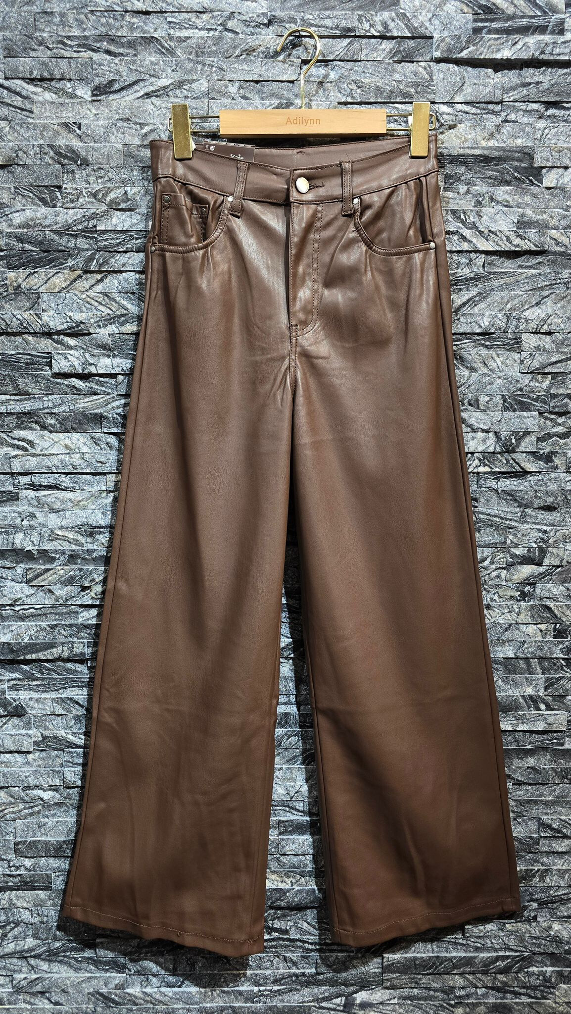 Großhändler Adilynn - Gerade geschnittene Hose aus Kunstleder, Knopf- und Reißverschluss, Vorder- und Gesäßtaschen
