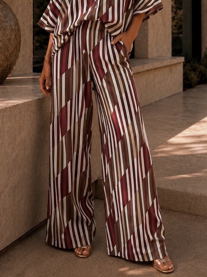 Grossista Adilynn - Pantaloni fluidi a righe grafiche, vita elasticizzata e gambe larghe. Un capo confortevole dallo stile retrò chic.