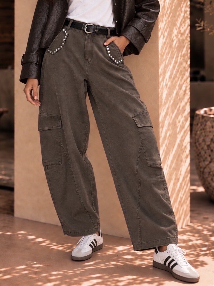 Wholesaler Adilynn - Wide cut cargo pants, patch pockets and studded details on the pockets. Black belt included.