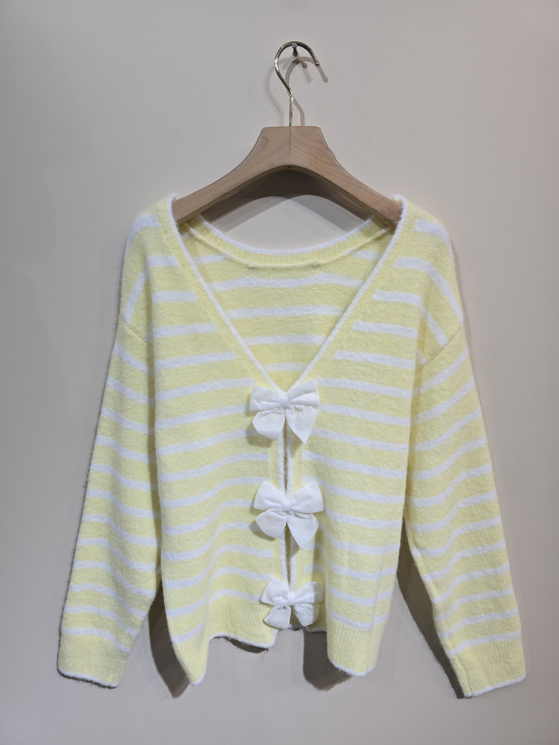 Grossiste Adilynn - Pull doux à rayures avec jolis nœuds dans le dos, pour un look à la fois cosy et féminin.