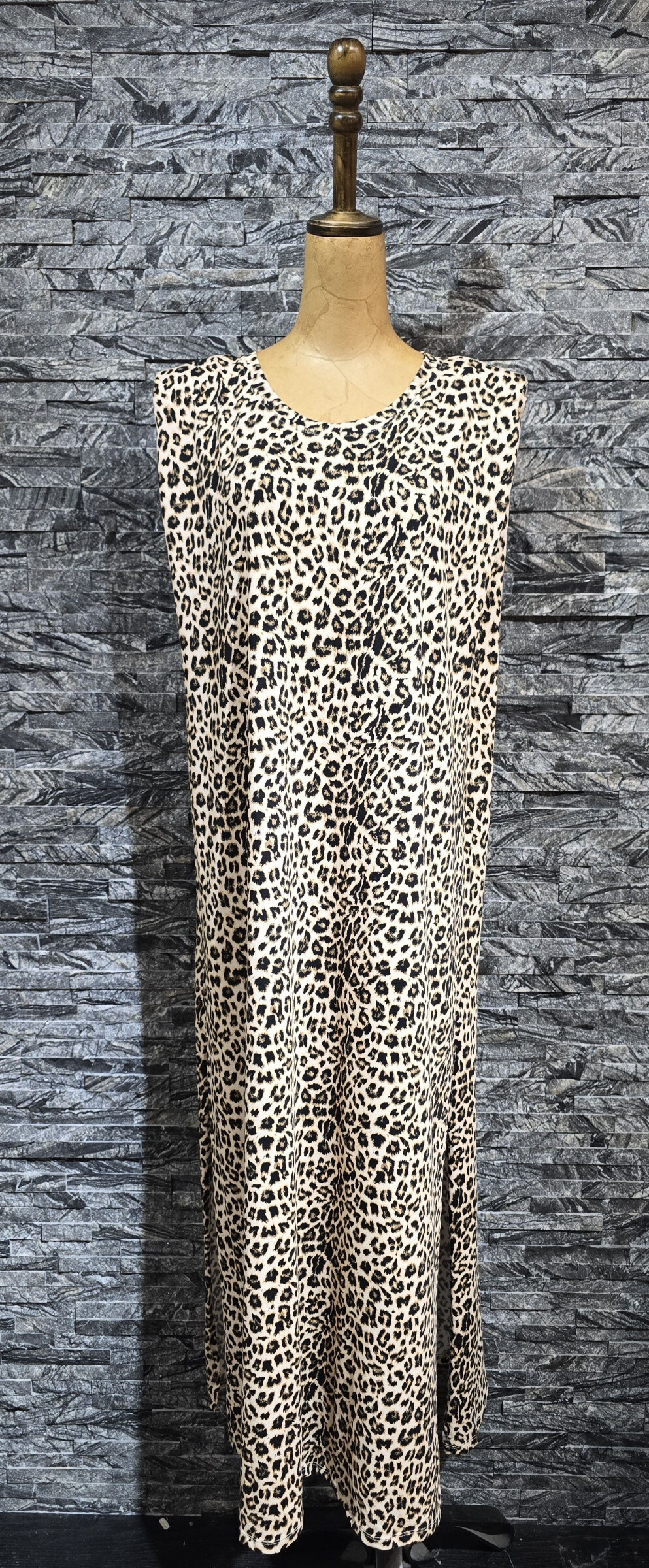 Wholesaler Adilynn - Maxi leopard shoulder t-shirt dress, split on the sides