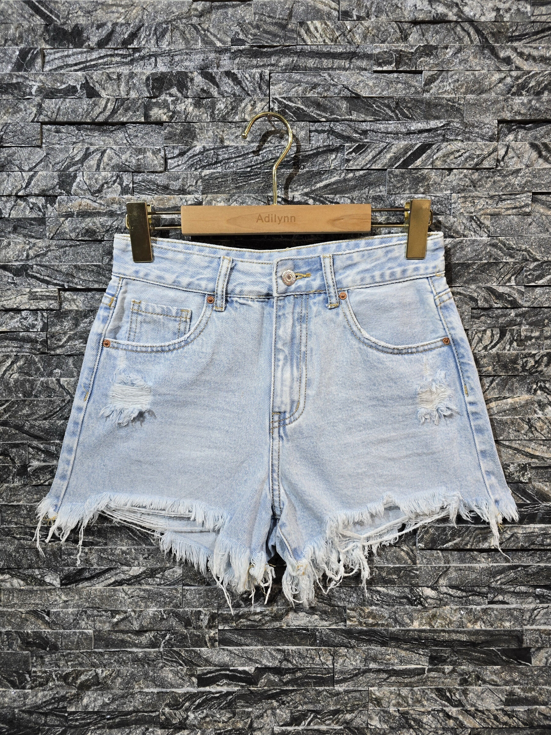 Grossiste Adilynn - Short en jeans, bas déchiré, cinq poches, fermeture à zip et bouton