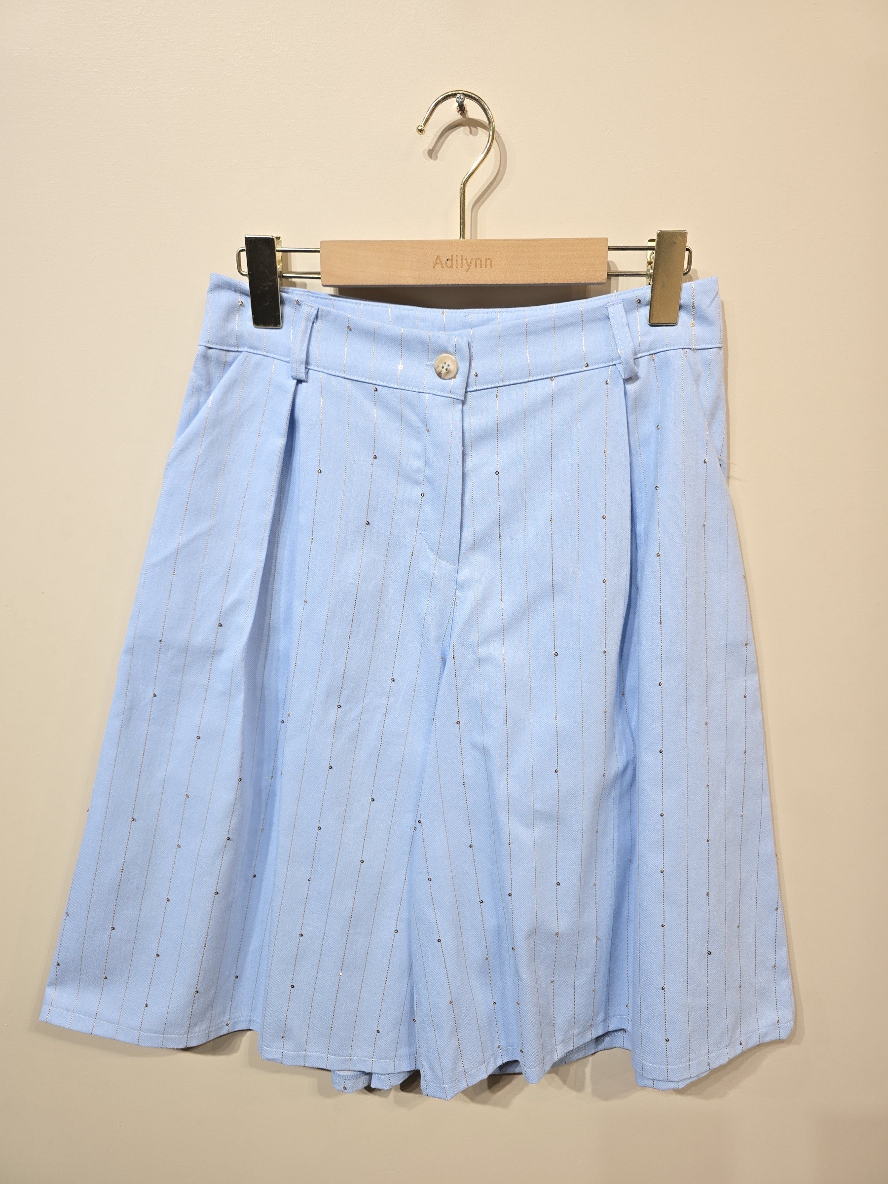 Wholesaler Adilynn - Bermuda shorts with fine stripes and sequins, with two side pockets. Structured and elegant cut.