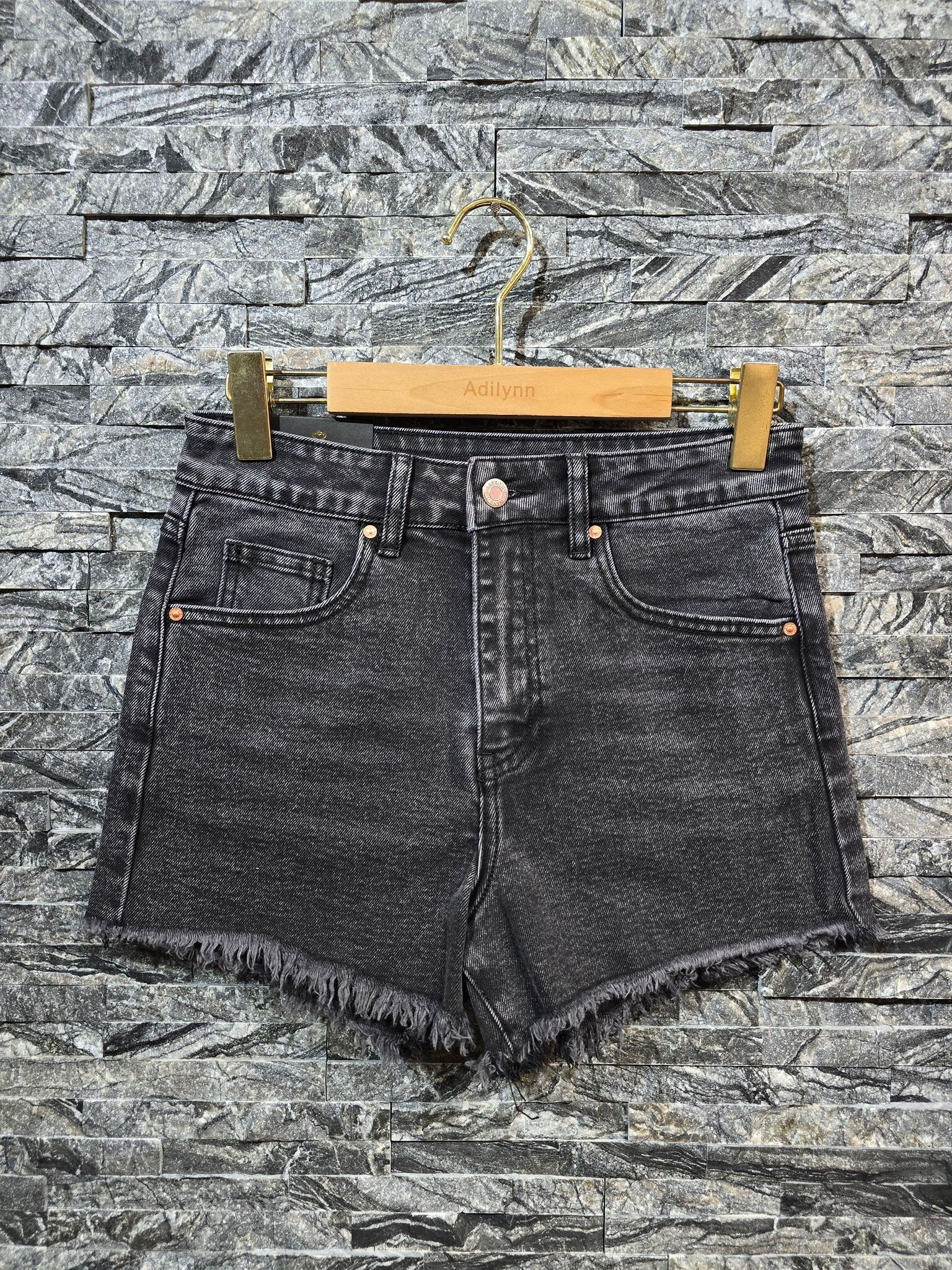 Grossiste Adilynn - Short en jeans noir, bas effiloché, fermeture à zip et bouton, cinq poches