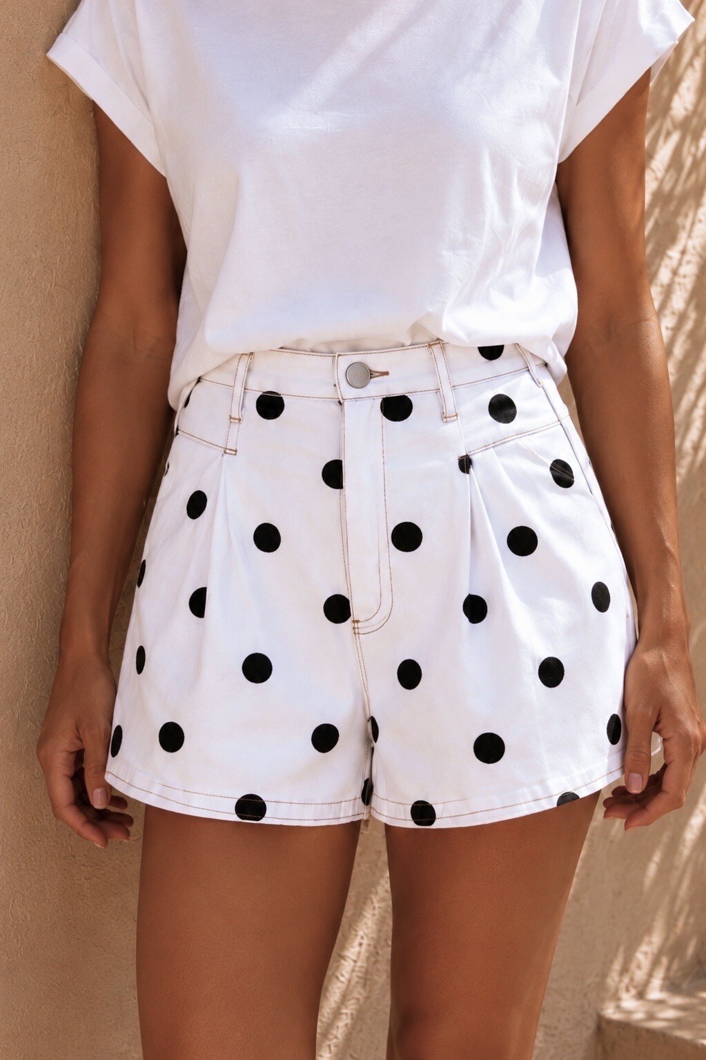 Grossiste Adilynn - Short en jean blanc à pois avec plis élégants. Deux poches arrière.