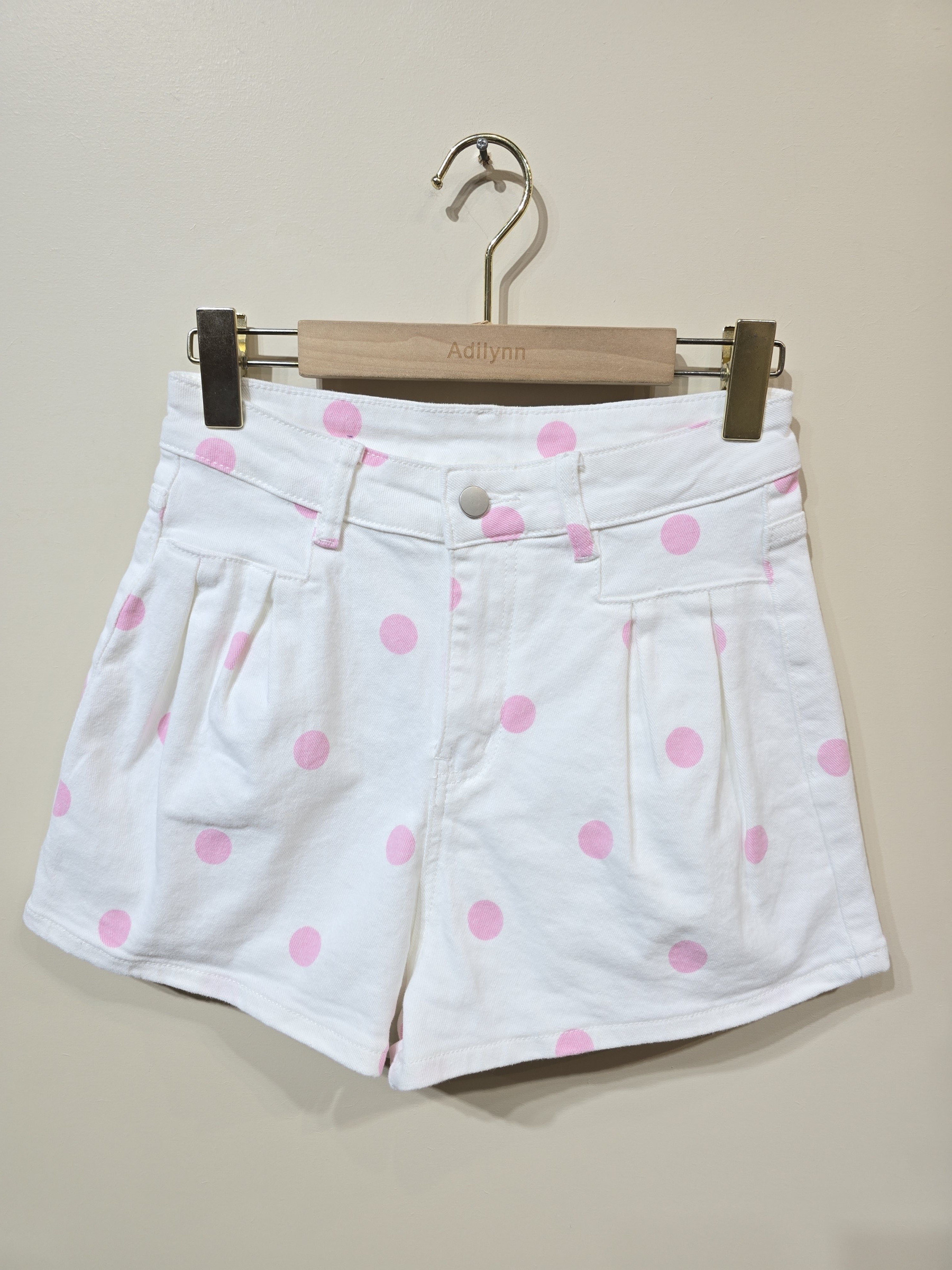 Grossista Adilynn - Shorts in denim bianco a pois con eleganti pieghe. Due tasche posteriori.
