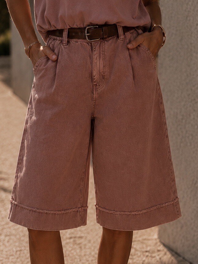 Wholesaler Adilynn - Denim effect cotton Bermuda shorts with belt and elasticated waist. Comfortable cut and frayed finishes.