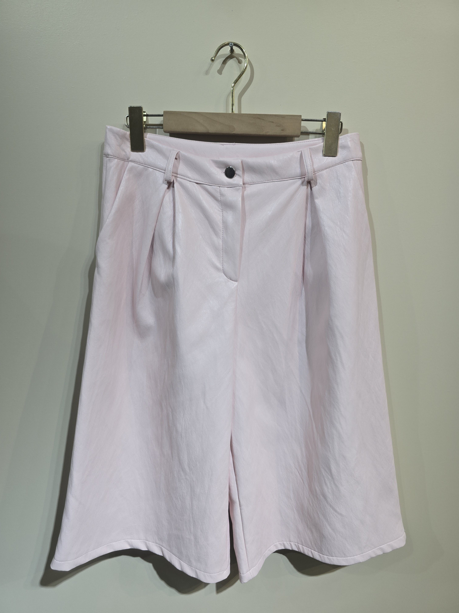 Wholesaler Adilynn - Soft faux leather Bermuda shorts with two side pockets, belt loops, zip and button closure