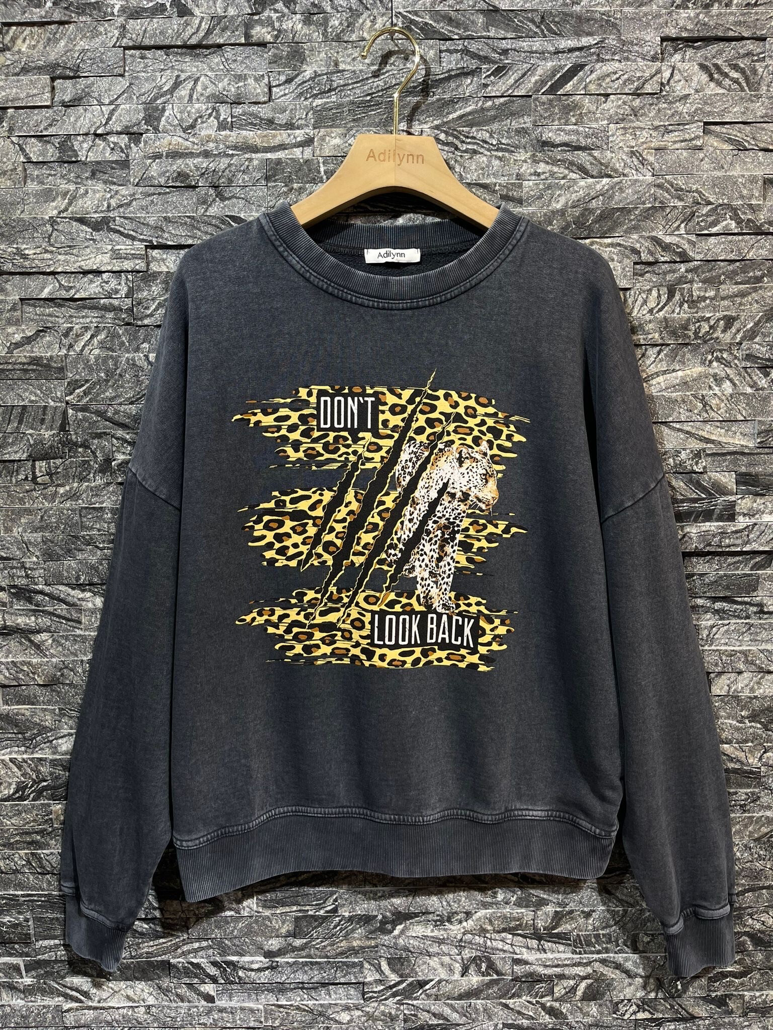 Wholesaler Adilynn - “Don’t look back” leopard print sweatshirt, round neck, long sleeves