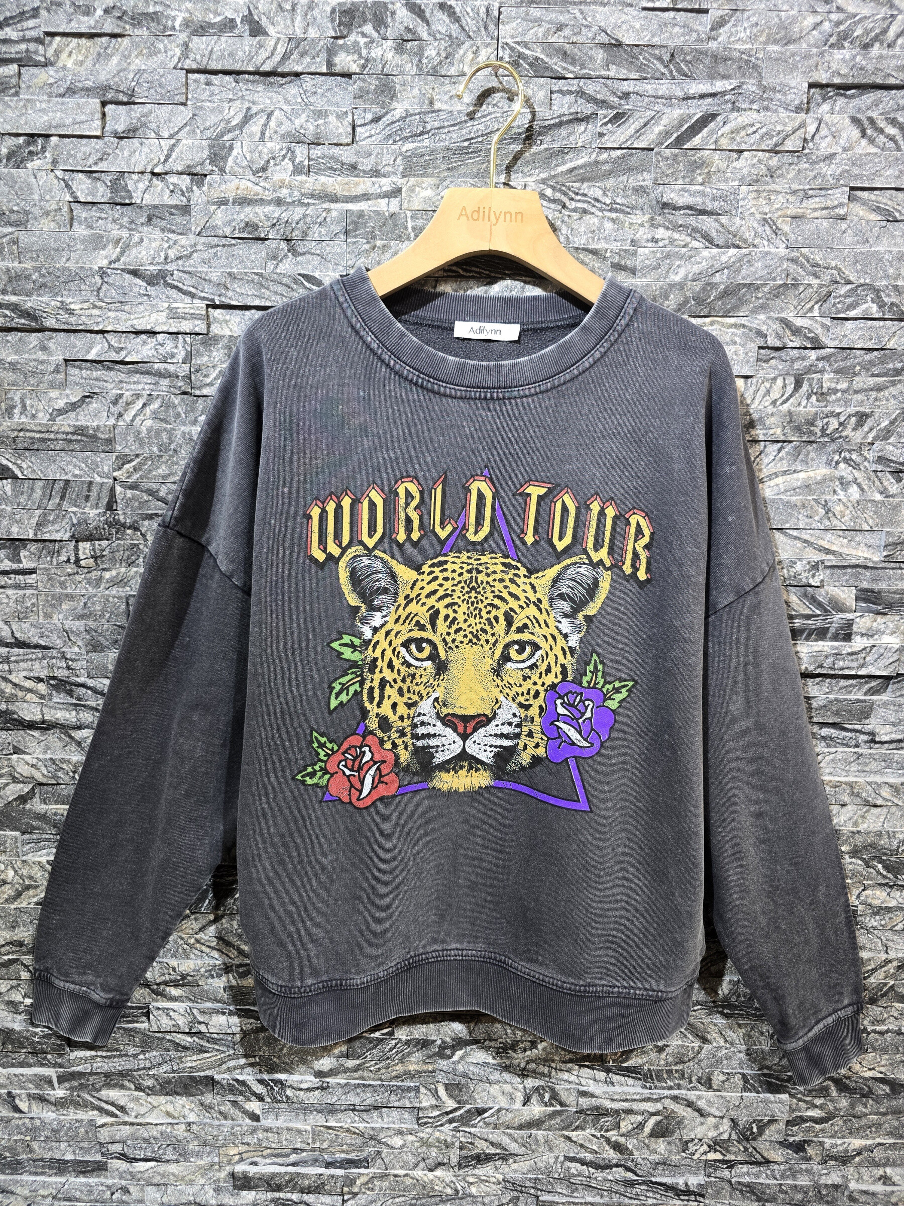 Wholesaler Adilynn - "World tour" tiger print fleece sweatshirt, round neck, long sleeves