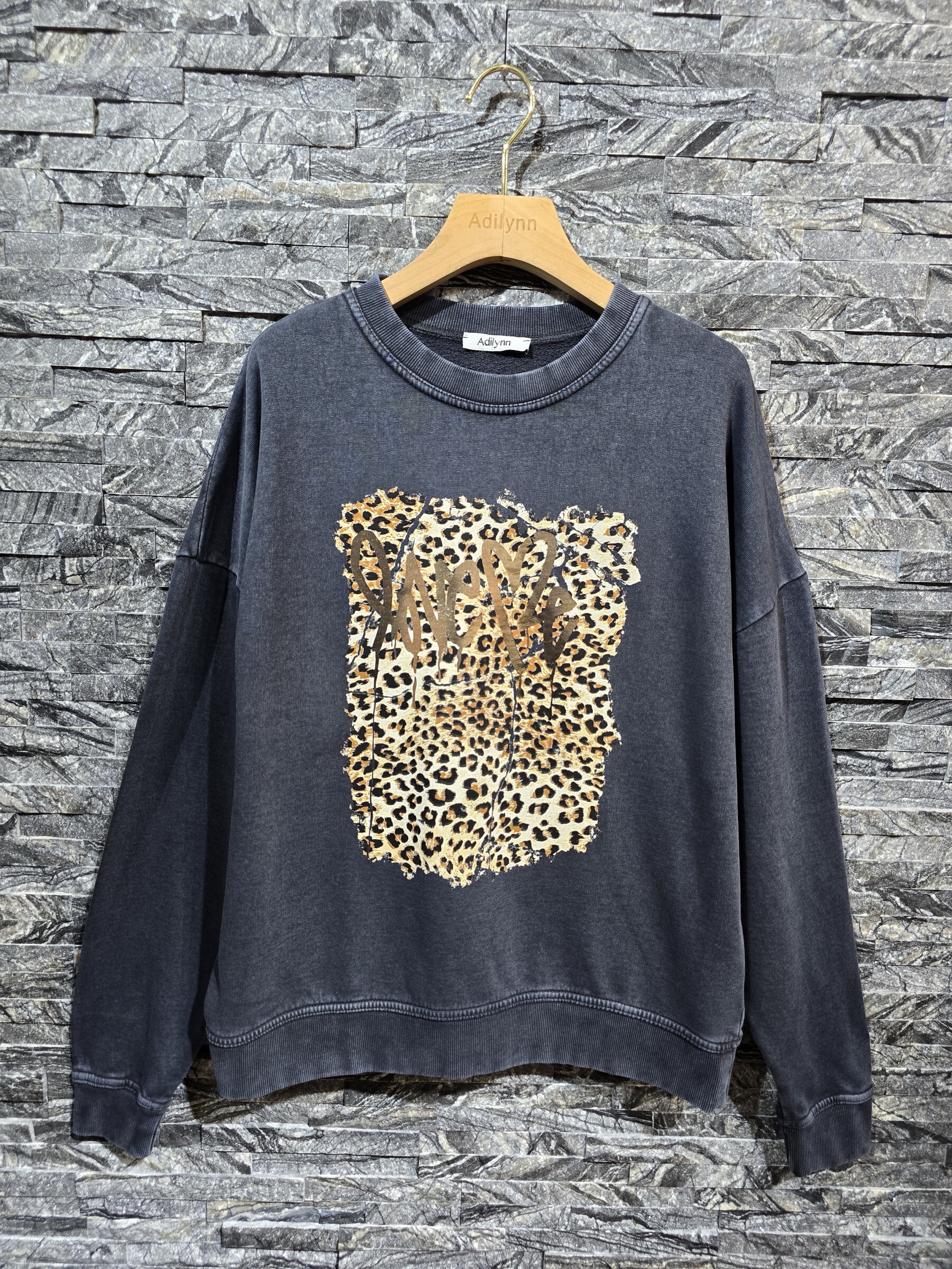 Großhändler Adilynn - "Love Me" bedruckte Leoparden -Sweatshirt, runden Hals, lange Ärmel