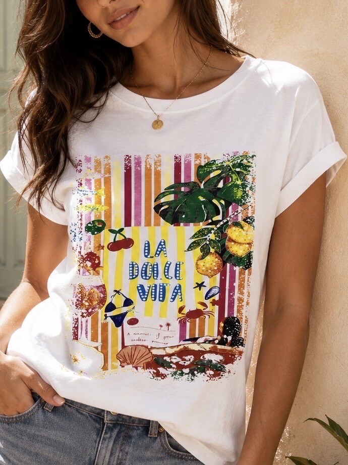 Grossiste Adilynn - T-shirt à l’esprit estival imprimé coloré inspiré de la dolce vita italienne.