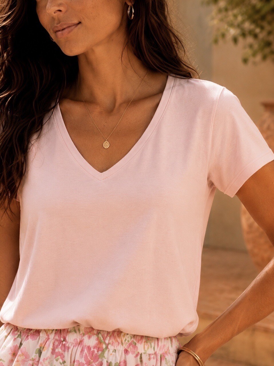 Mayorista Adilynn - Camiseta lisa con cuello en V, de corte sencillo y femenino. Una pieza básica y suave, ideal para un look cómodo.
