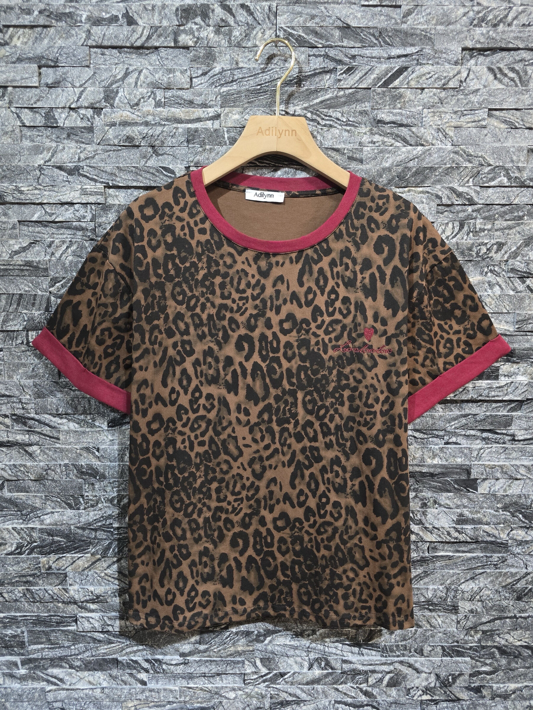 Grossiste Adilynn - T-shirt bicolore léopard, broderie Love Love Love, col rond, manches courtes