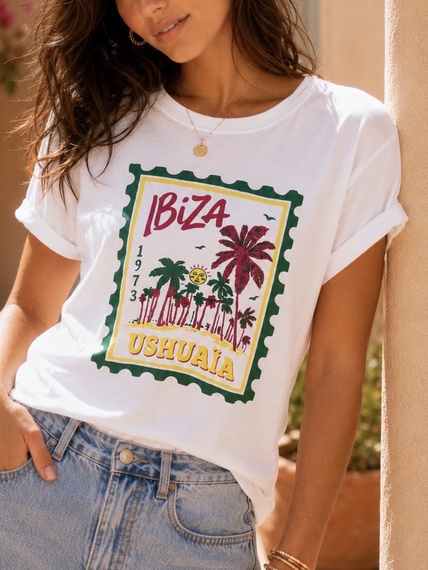 Grossiste Adilynn - T-shirt tendance avec imprimé « Ibiza Ushuaïa », inspiré de l’ambiance festive et ensoleillée de l’île.