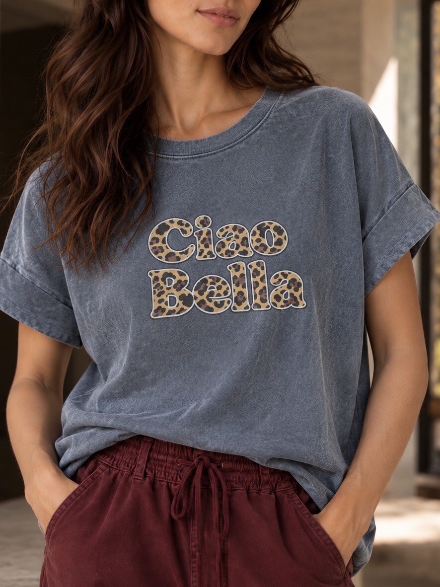 Großhändler Adilynn - Graues T-Shirt im Used-Look mit kurzen Ärmeln. 'Ciao Bella' Leopardenprint auf der Vorderseite für einen lässigen und trendigen Stil.