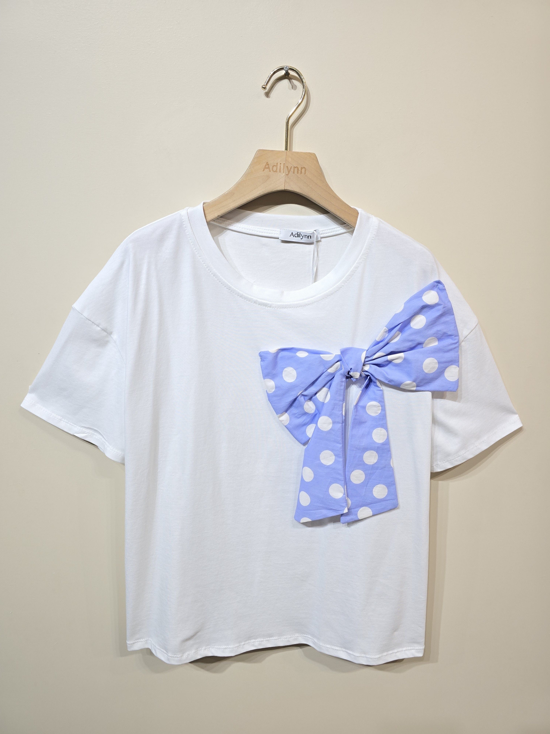 Großhändler Adilynn - Weißes Kurzarm-T-Shirt mit fließendem Schnitt und einer übergroßen gepunkteten Schleife.