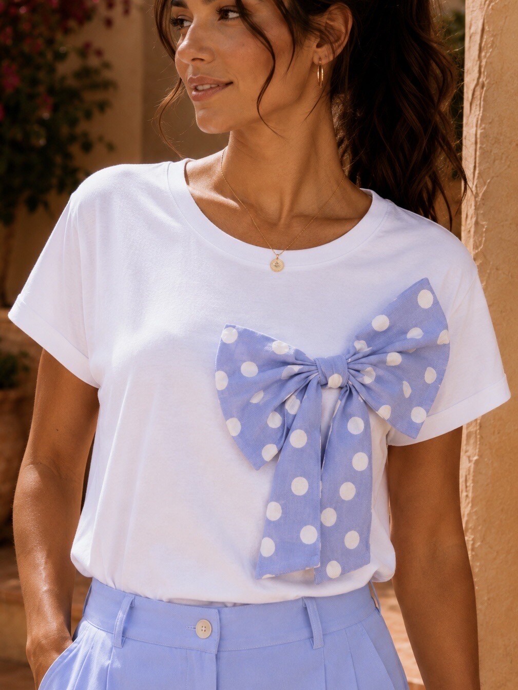 Mayorista Adilynn - Camiseta blanca de manga corta, de corte fluido, realzada con un lazo oversize de lunares.