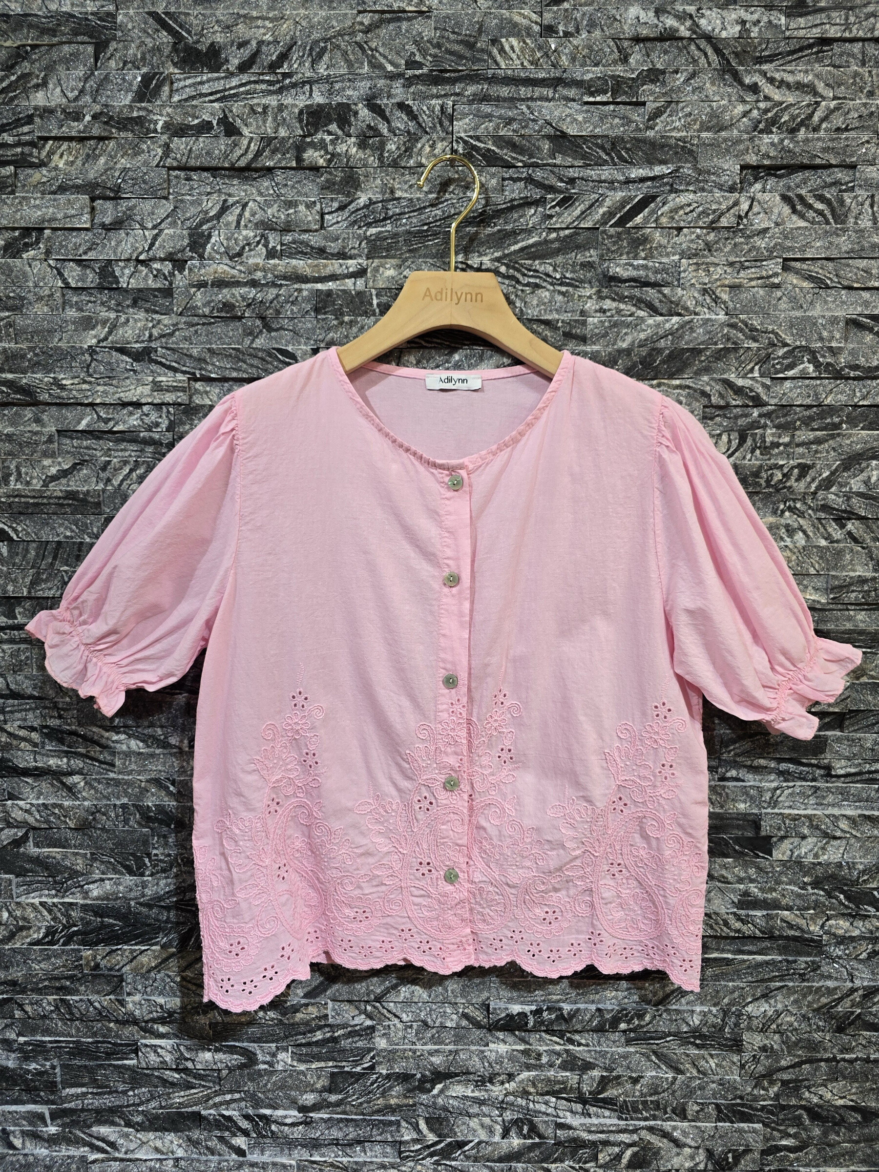 Wholesaler Adilynn - Cotton top with buttons, flower embroidery, puffy sleeves