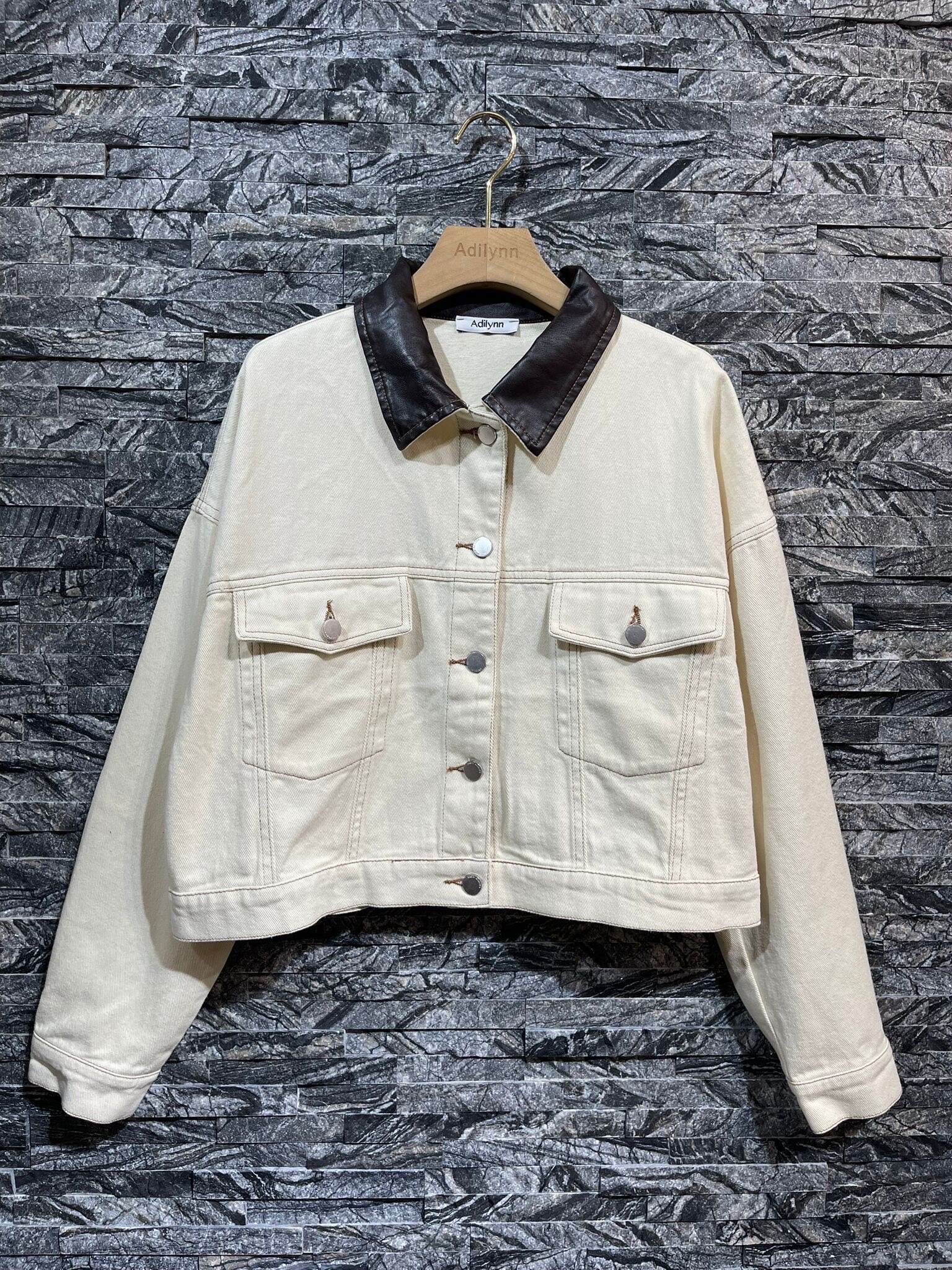 Großhändler Adilynn - Jeansjacke mit Knöpfen und Kunstkragen, zwei Vordertaschen