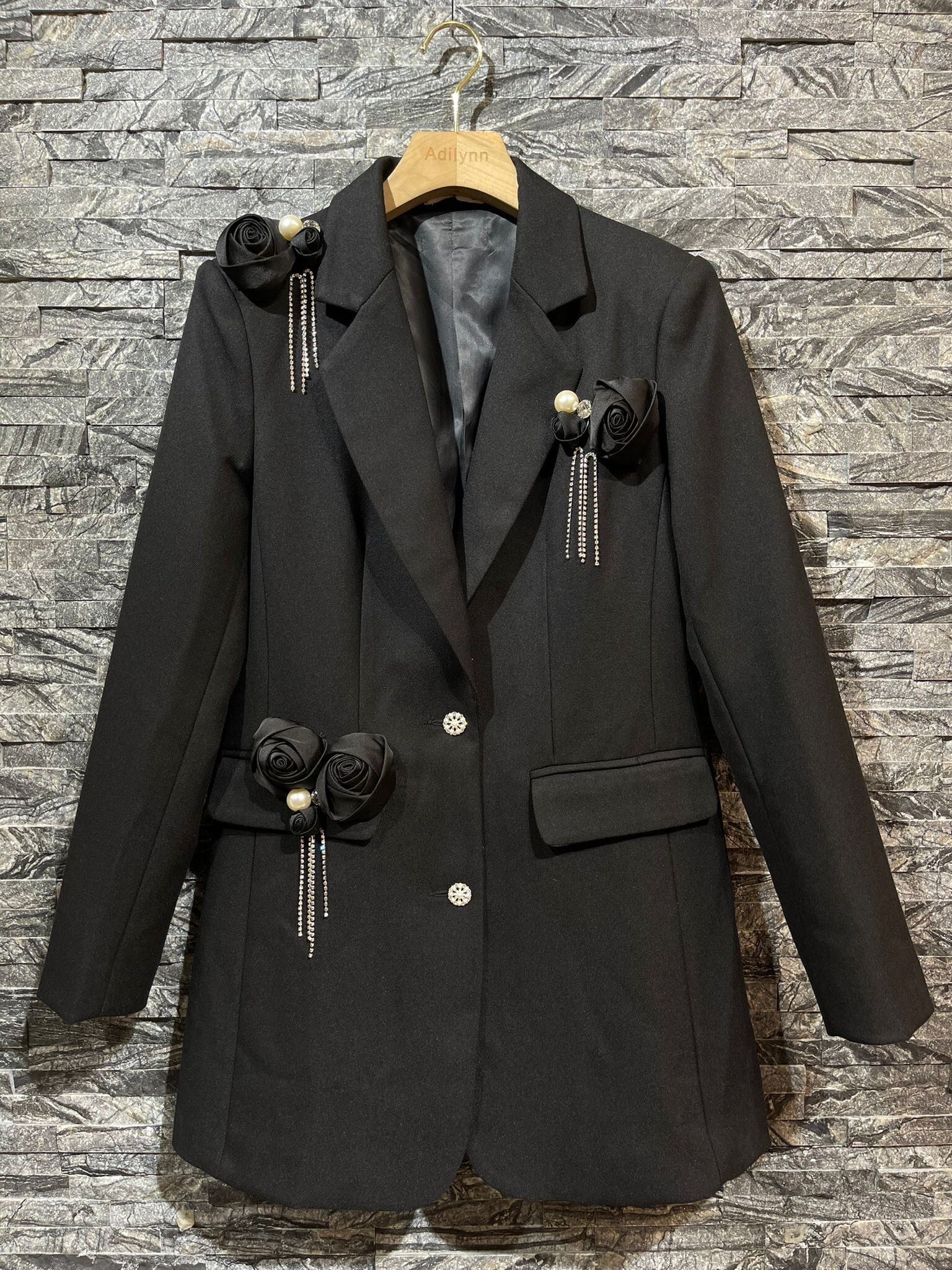 Großhändler Adilynn - Mittellange geknöpfte Jacke mit Schmucksteinen und Blumen, zwei Vordertaschen
