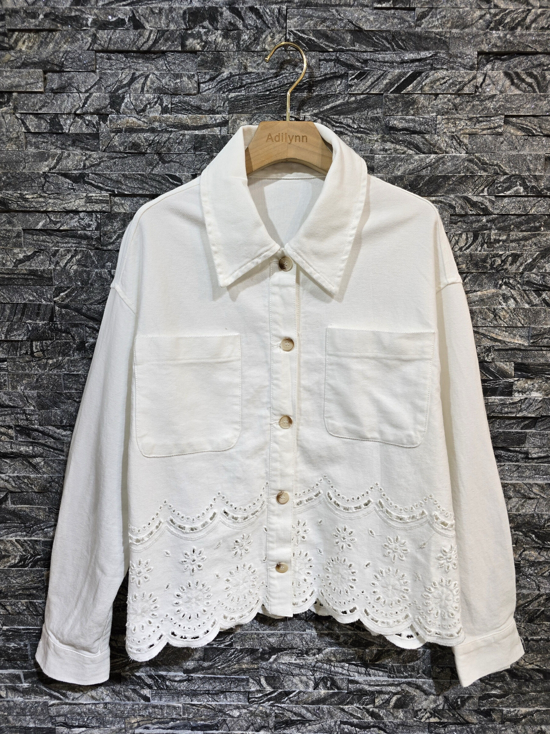 Grossiste Adilynn - Veste festonnée à boutons avec broderies, deux poches avant
