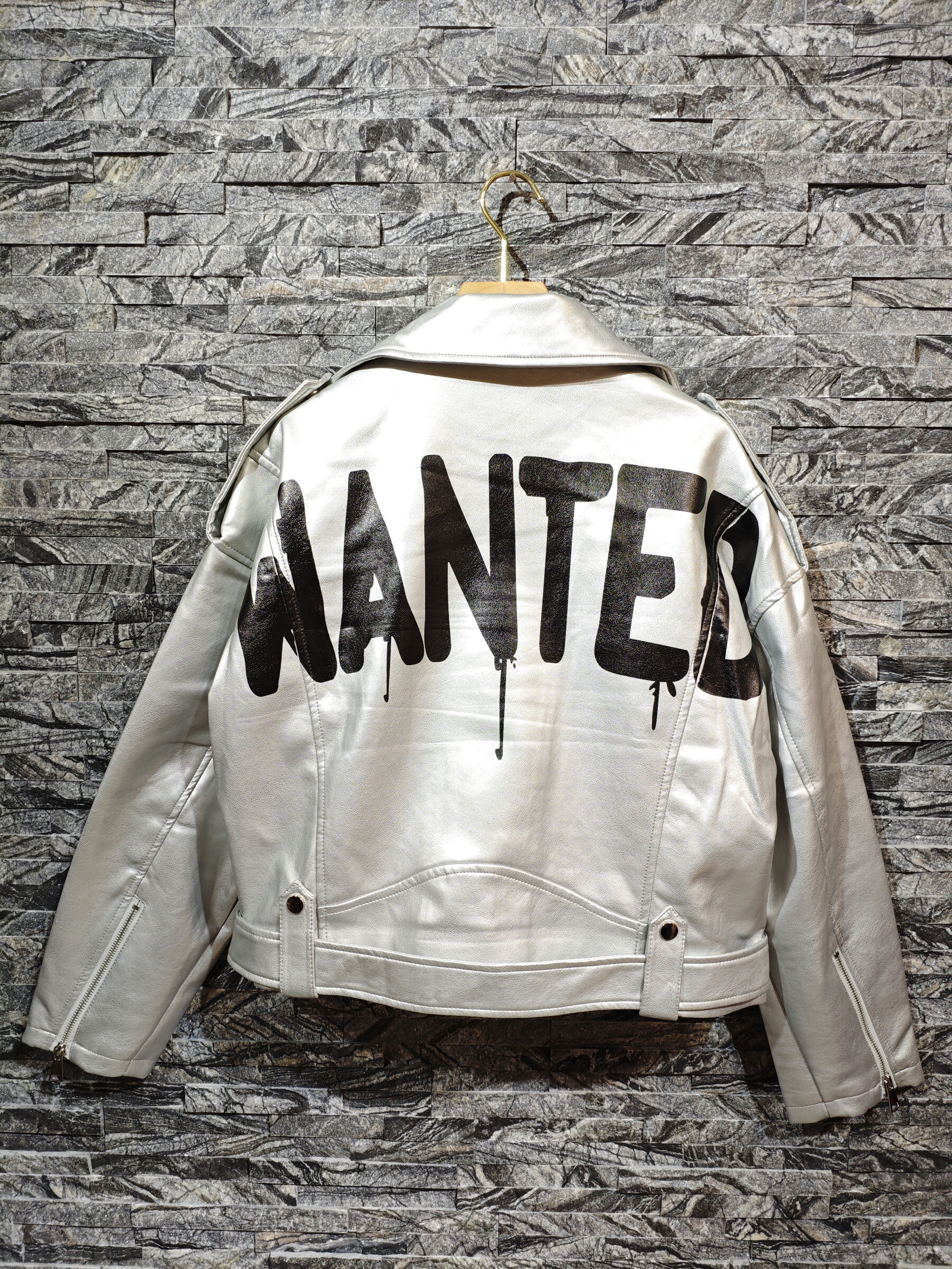 Großhändler Adilynn - Perfecto-Jacke mit „Wanted“-Schriftzug auf der Rückseite und langen Ärmeln