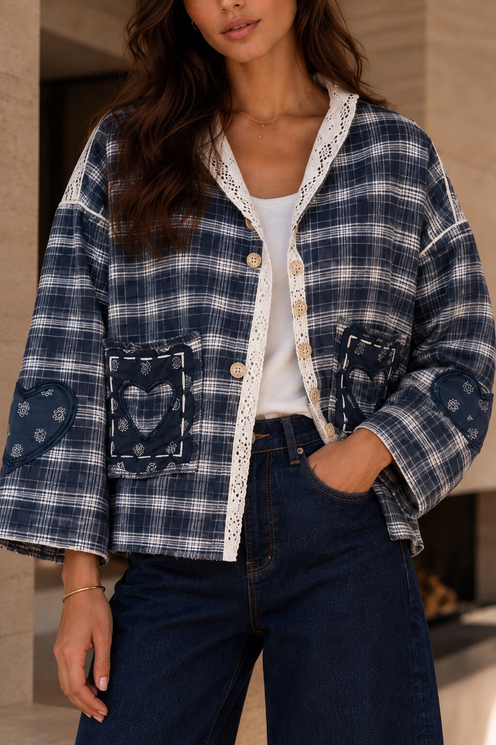 Großhändler Adilynn - Blaue karierte Jacke mit cremeweißen Spitzendetails und Bandana-ähnlichen Abschlüssen. Ein kleines gesticktes Herz auf der Rückseite verleiht einen originellen und bohemischen Touch.