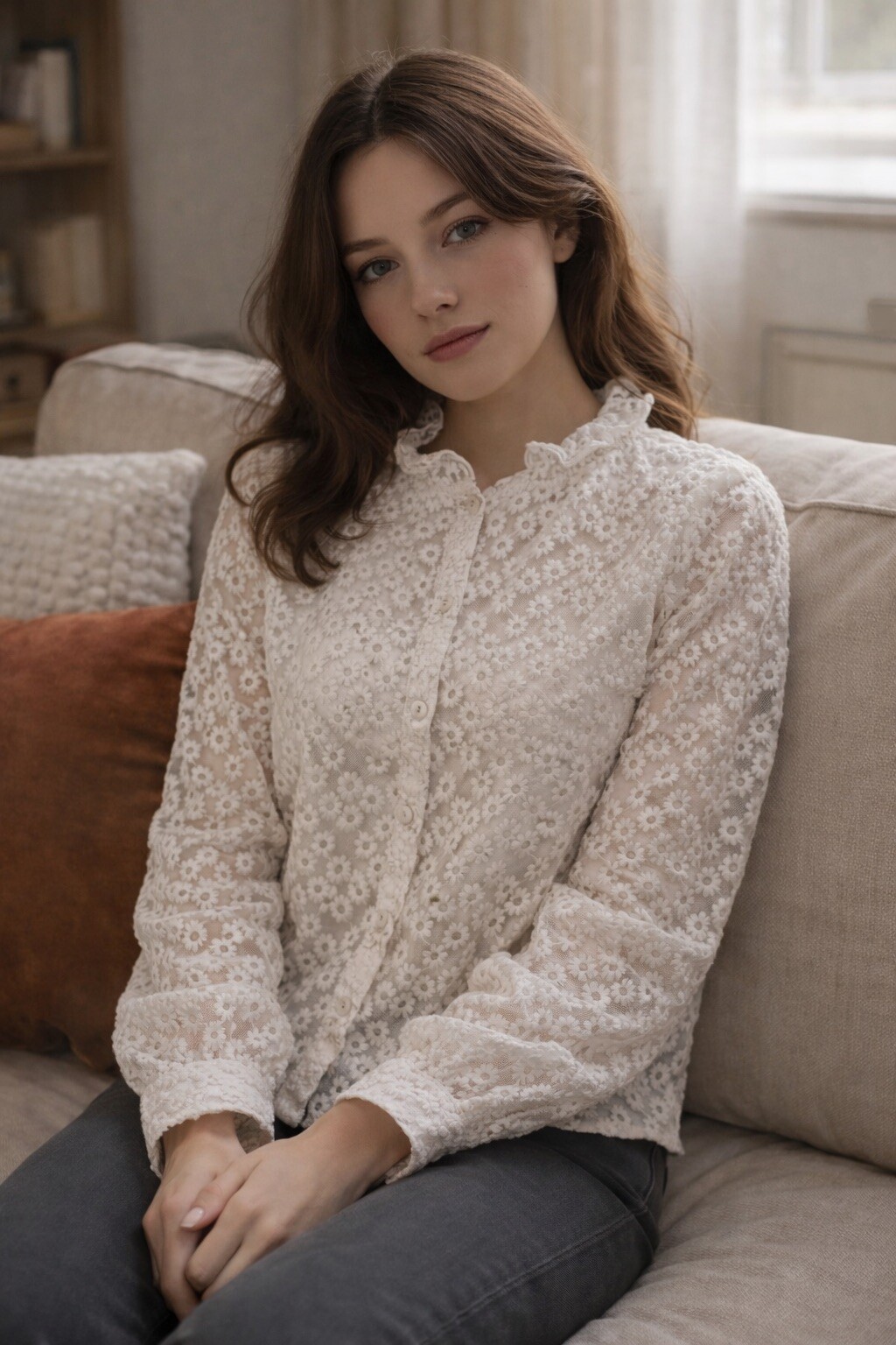Grossiste AISABELLE - Blouse en dentelle fleuri à manches longues avec col volanté, coupe délicate et féminine pour un style romantique et élégant.