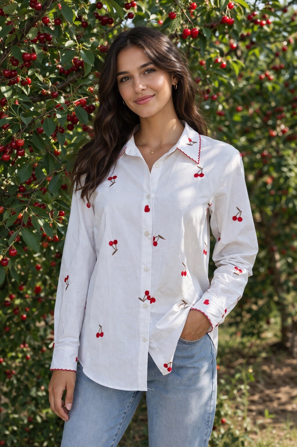 Grossiste AISABELLE - Chemise en coton brodé à manches longues avec motifs cerises et coeur, coupe fluide pour un style frais et féminin.